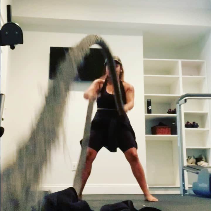 ニコール・ ポリッツィのインスタグラム：「Thank you to everyone who did the challenge with me today! It’s not easy, and after 3 kids, its even harder for me to get toned. Don’t ever feel discouraged or give up! Don’t be lazzyyy, put in the work! You will see a dramatic difference in your body mentally and physically by working out🙏🏽 you are a powerhouse & can do all the moves! Don’t let some jerkoff tell you any different! DO WERK 🔥」