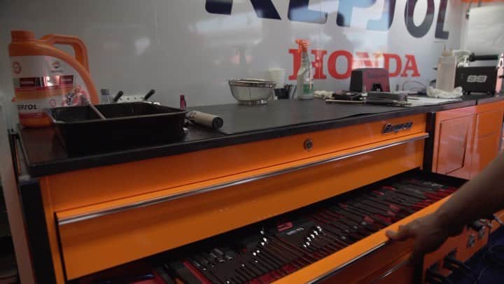 レプソル・ホンダのインスタグラム：「What's inside? 👀  @snapon_uk」