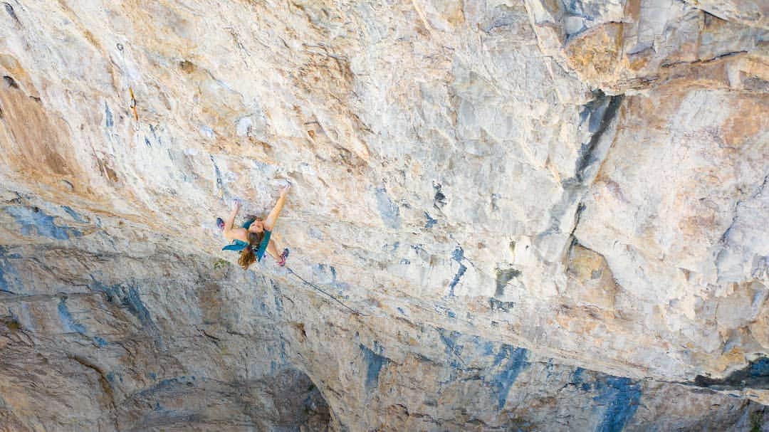 ペイジー・クラッセンのインスタグラム：「Kryptonite.  A few days before my 30th birthday, I got to watch @margojain take down this beauty of a line (considered America's first 5.14d) with style and grace. A few days after my birthday, I wiggled my way to the top using much of Margo's beta (thanks girl!)  @tommycaldwell made the first ascent of Kryptonite in 1999, after he and his Dad, Mike, bolted the futuristic line. That was the year I started climbing ❤. A number of years later, Mike became one of my coaches on the Estes Park youth climbing team. Tommy established many of my favorite routes in Colorado - that TC mark always means ⭐⭐⭐⭐⭐.  Photo 📸 by @arjandekock  @eddiebauer @lasportivana @maximropes @physivantage」