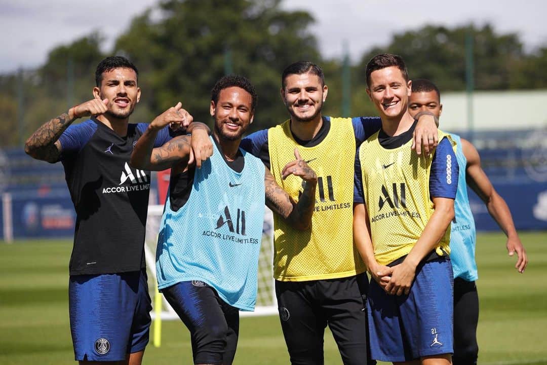のインスタグラム：「❤️💙 #icicestparis @psg」