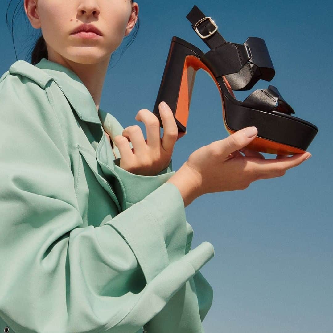 サントーニのインスタグラム：「Harking back to the 70s with vintage-inspired platform sandals in fine leather with contrast sole.  #Santoni #madeinSantoni #SantoniSS20」