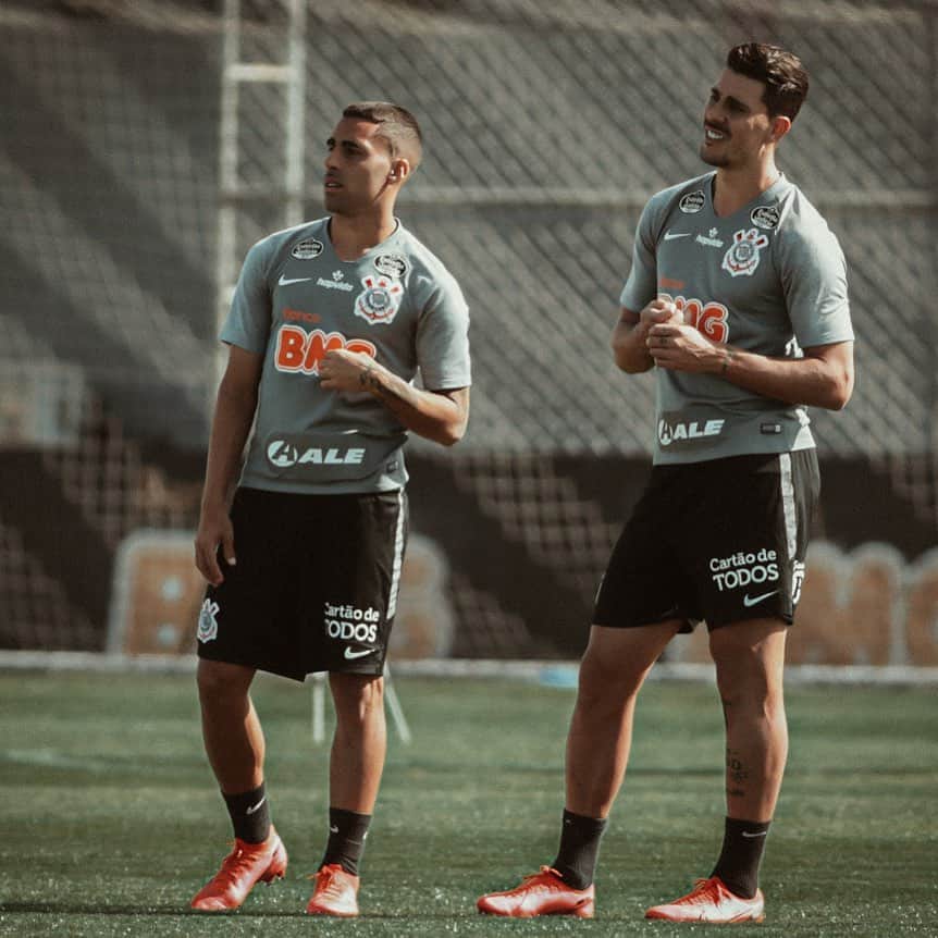 ダニーロ・フェルナンド・アベラールのインスタグラム：「Lets keep fight bro 🤝💪🏽 ⠀⠀⠀⠀⠀⠀⠀⠀ ⠀⠀⠀⠀⠀⠀⠀⠀ ⠀⠀⠀⠀⠀⠀⠀⠀ ⠀⠀⠀⠀⠀⠀⠀⠀ ⠀⠀⠀⠀⠀⠀⠀⠀ ⠀⠀⠀⠀⠀⠀⠀⠀ ⠀⠀⠀⠀ 📸 @rodrigo_coca」