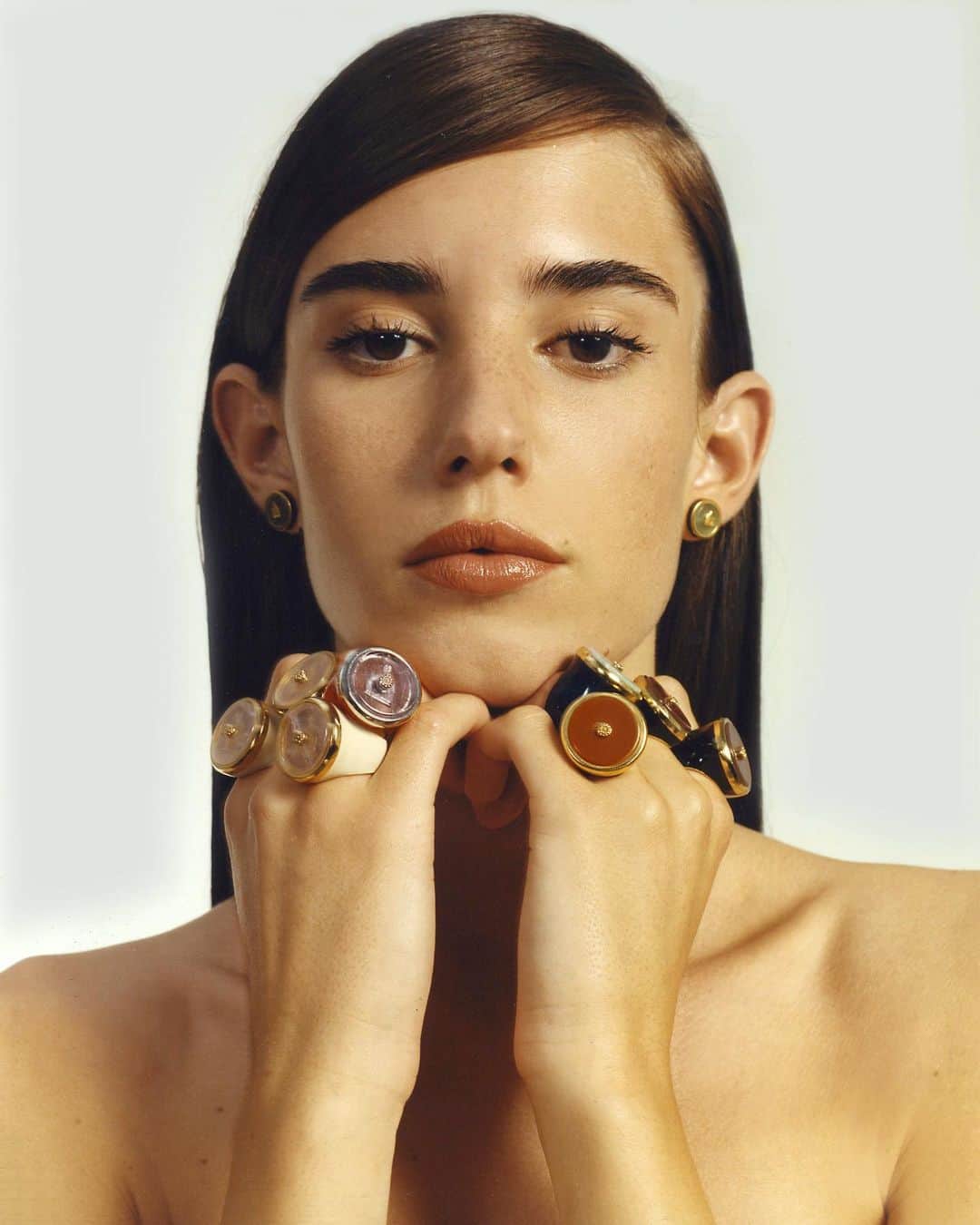 ランバンのインスタグラム：「#LanvinMotherandChild rings in red agate, amethyst or pink quartz and earrings in jade. Available via link in bio and in stores.  #LanvinJewelry  #Lanvin  Courtesy of @valentinbgiacobetti」