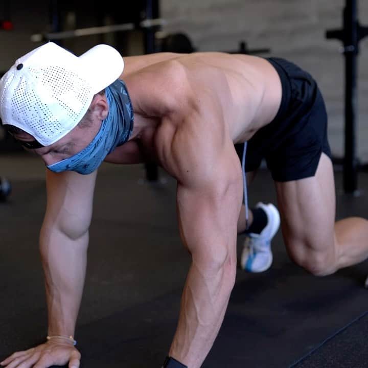 スティーブ・クックのインスタグラム：「I’m a swoldier, bodyweight Ab workout! I like training abs with minimal rest. Working through each movement with good form then moving on with no rest. Swipe, like and save and then pop lock and drop it.   Circuit 1️⃣💥. 1 min Knee plank shoulder taps  20 Alternating toe touch  20 Oblique plank twist  Rest 60 second and complete two more times.  Circuit 2️⃣🔥. 40 Side to side heel touch  20 Reverse crunch lift 10 Plank toe touch to mountain climber. (Toe touch to each side ad 4 mountain climbers is one rep). Rest 60 seconds and complete 2 more times.   @fitnessculturetraining #abworkout #abtraining #coreworkout #coreexercises #fitnessmotivation #stevecook Song- solider by Eminem」