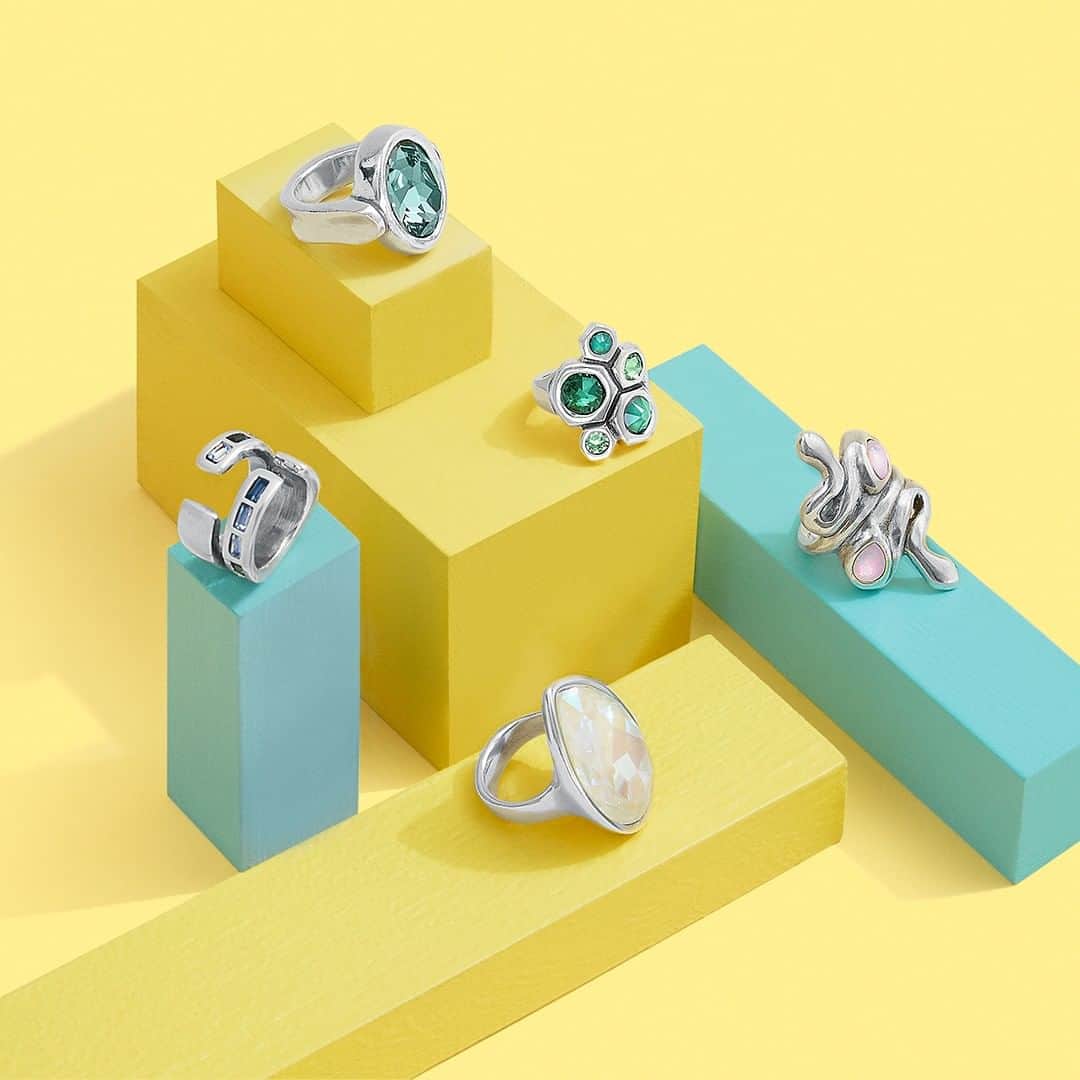 のインスタグラム：「Our summer jewels really rock. #SummerColors #Yellow #UNOde50  Aún hay mucho verano por delante… #SummerColors #Yellow #UNOde50」