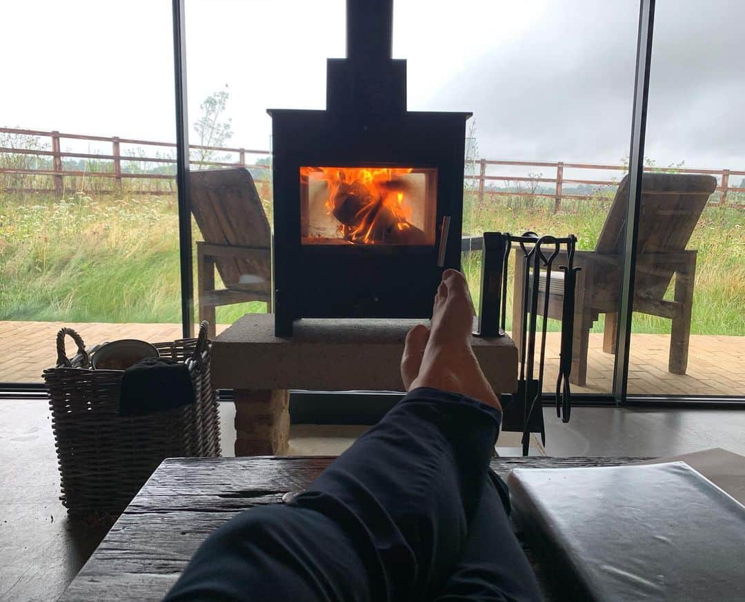 キャメロン・ファンデルバーグのインスタグラム：「Peak summer in England 😂😭」