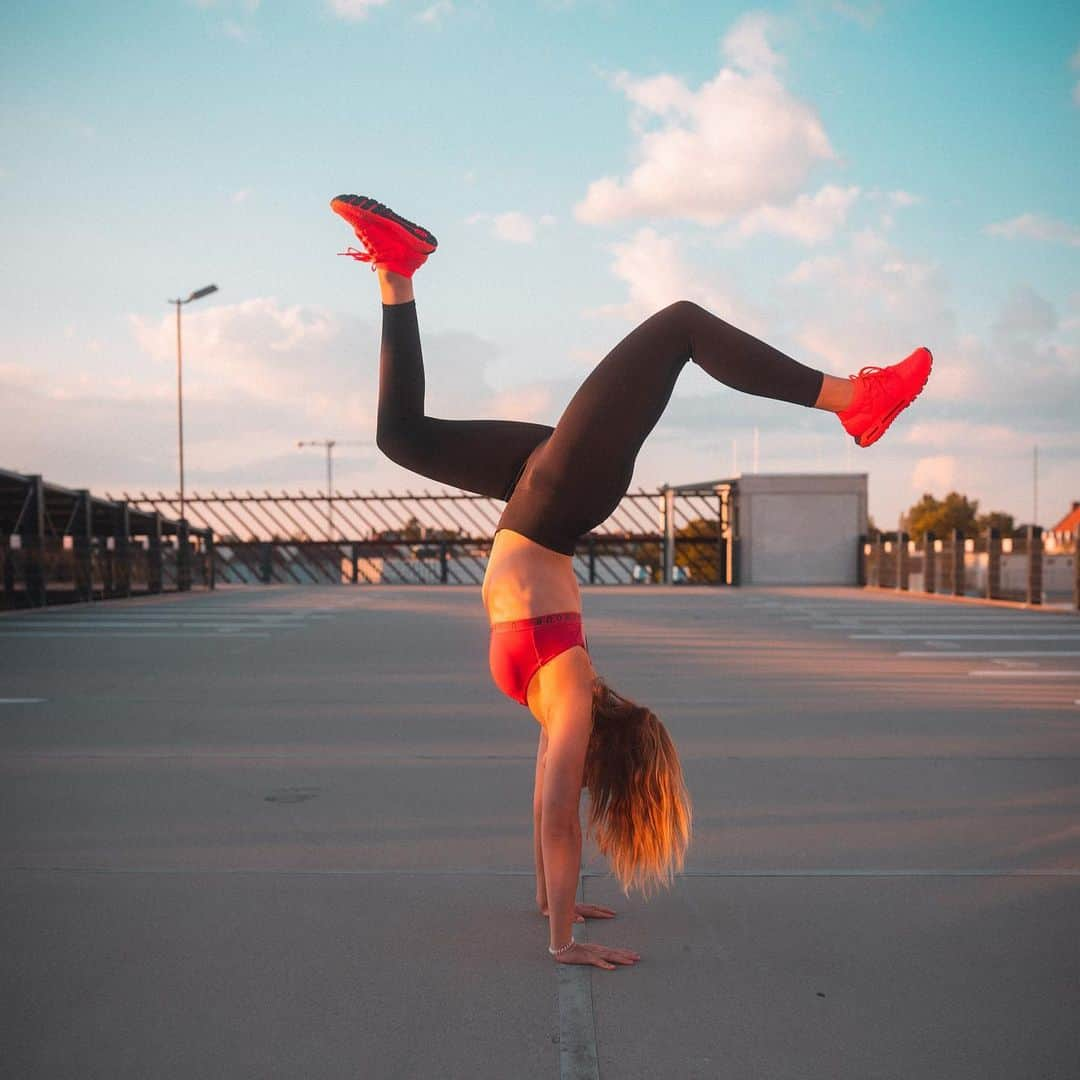 ソフィア・フロルシュさんのインスタグラム写真 - (ソフィア・フロルシュInstagram)「Took me like 10 mins to get that picture good 😅💨 Did gymnastics for five years so tried to get my skills back 🙃⚡️ 📸 x @janbeyer  #sophia #sophia99 #changeagent #motorsport #racegirl #racing #gymnastics #sports」7月9日 2時08分 - sophiafloersch