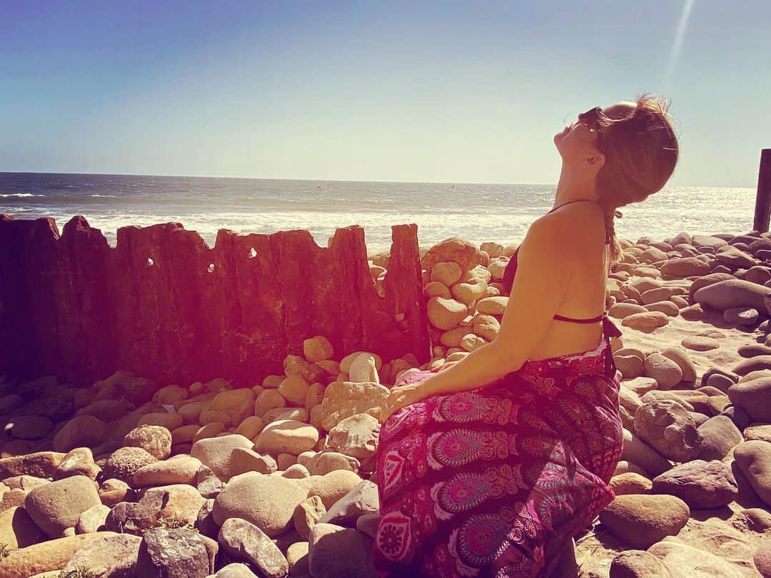 ミーナ・スヴァーリのインスタグラム：「“What I am really saying is that you don’t need to do anything, because if you see yourself in the correct way, you are all as much extraordinary phenomenon of nature as trees, clouds, the patterns in running water, the flickering of fire, the arrangement of the stars, and the form of a galaxy. You are all just like that, and there is nothing wrong with you at all.”  ~Alan Watts ✨ #WattsWednesday #QuotesILove #WeNeedMoreCompassion」