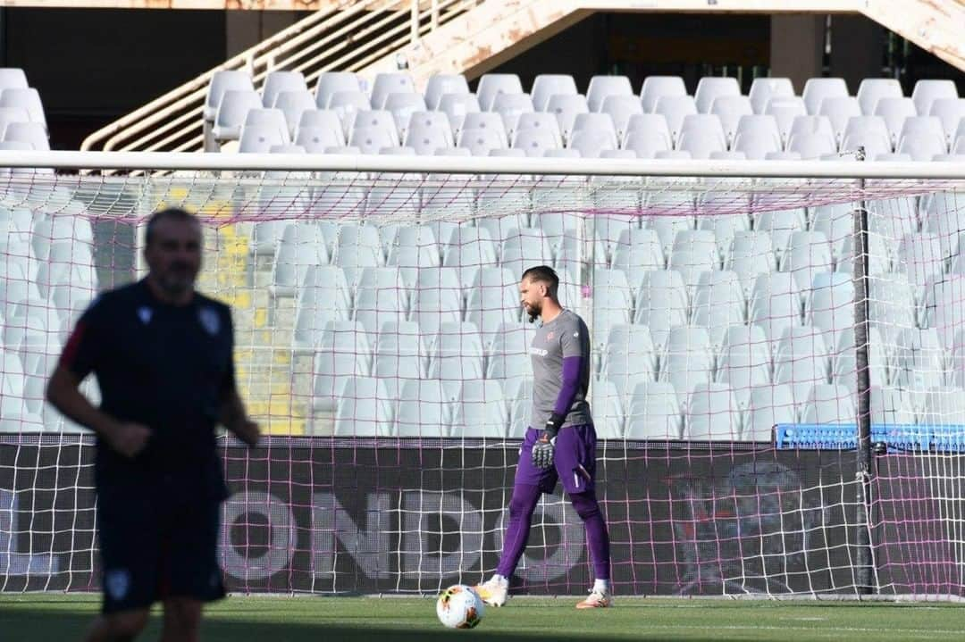 ACFフィオレンティーナさんのインスタグラム写真 - (ACFフィオレンティーナInstagram)「WARM UP 🔥  Siete carichi? Ready for the match? 👊  #ForzaViola 💜 #FiorentinaCagliari #ACFFiorentina #Fiorentina #SerieA」7月9日 2時12分 - acffiorentina