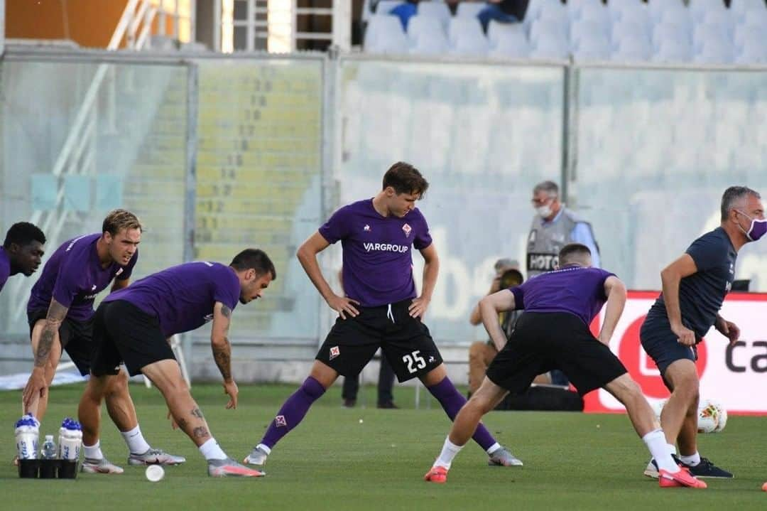 ACFフィオレンティーナさんのインスタグラム写真 - (ACFフィオレンティーナInstagram)「WARM UP 🔥  Siete carichi? Ready for the match? 👊  #ForzaViola 💜 #FiorentinaCagliari #ACFFiorentina #Fiorentina #SerieA」7月9日 2時12分 - acffiorentina