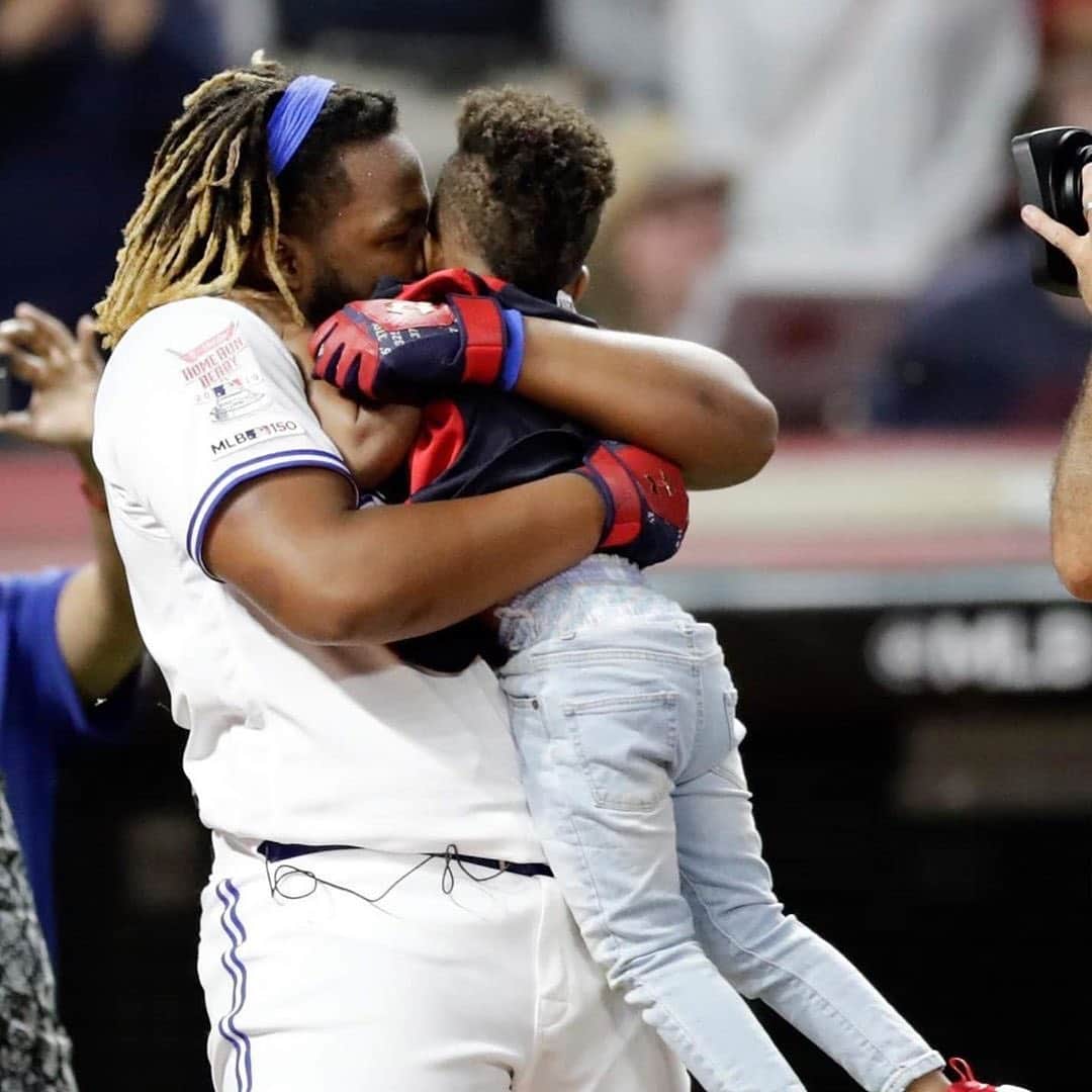 トロント・ブルージェイズさんのインスタグラム写真 - (トロント・ブルージェイズInstagram)「July 8, 2019: 9️⃣1️⃣ homers. A new MLB Record! #PLAKATA 💥」7月9日 2時25分 - bluejays