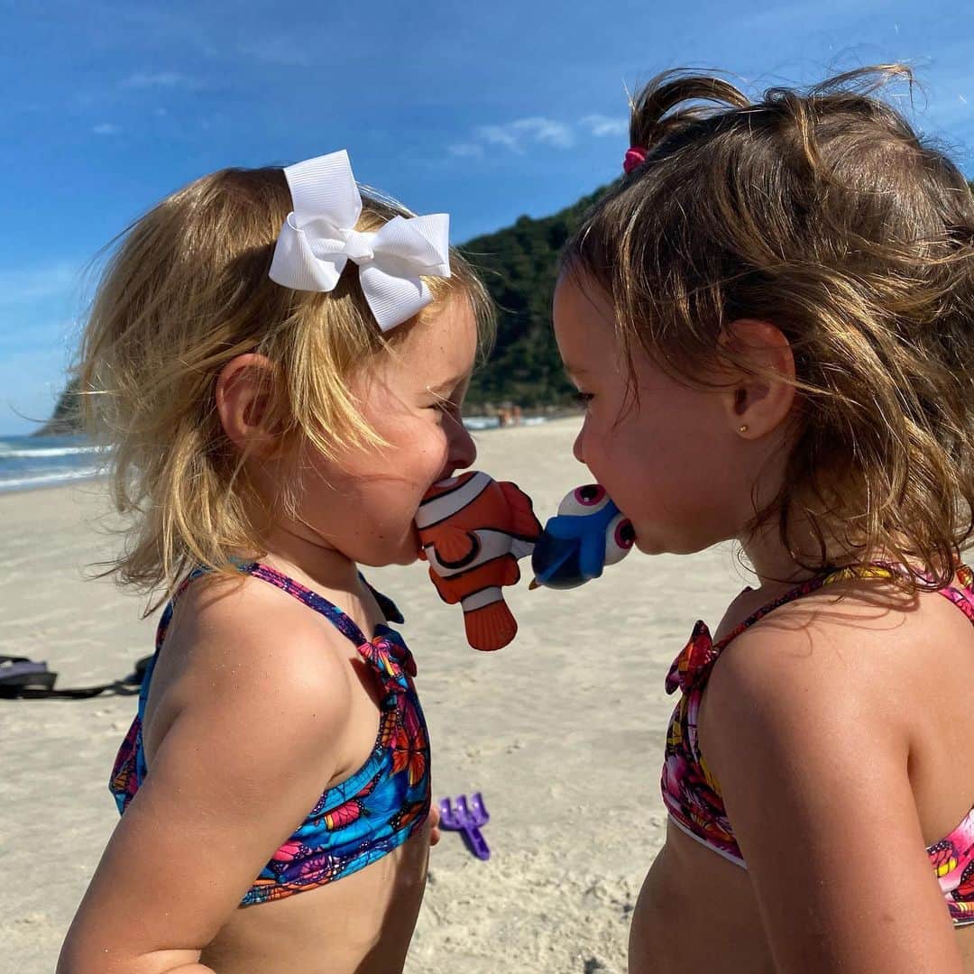 シェイラ・カストロのインスタグラム：「Uma morena, uma loira, uma morre de medo de bichos e a outra não, uma tem medo de altura e a outra não, uma ama ovo e a outra não... Quando me perguntam se são diferentes eu respondo, não só na aparência, mas em tudo! Mas uma coisa é certa, a cumplicidade e o amor entre elas já está claro. Nenhuma faz nada sem falar da outra, ou chamar a outra. Se dou melancia pra Liz, logo ela fala Naná mamãe (ela chama a Ninna de Naná), se abraço a Ninna ela fala Diz mamãe (chama a Liz de Diz)! Estas minhas pequenas me encantam diariamente! Um amor inexplicável que só cresce dentro de mim! Agradeço diariamente por ser mãe delas!!! #albumdalizeninna #maedegemeas #maedemenina」
