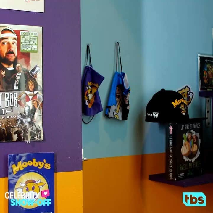 ケヴィン・スミスのインスタグラム：「STILL STANDING! Our @celebshowoff sitcom SON-IN-LOCKDOWN made it to Week 4, so now you can see the brand new ep at the link in my bio! Recurring guest star @jaymewes is back and he kills it with a t-shirt cannon after we open the show at @moobyspopup in #weho (now on @postmates). Keen eyes might spot @heyitsderekberry as the guy seen pumping his fists at the Mooby’s counter! Hater Totz all around to my co-stars @austinzajur, @harleyquinnsmith, @jenschwalbach, Nan, and Pop, as well as crew @joshroush, @livroush, @julian.cmo and @iamemilydawn! I wanna get in a time machine to go back and tell young me that one day we run the only network sitcom shooting in Hollywood during quarantine. Please watch it and give the show love. The longer I linger on @tbsnetwork, the more money I raise for @nbjconthemove! #KevinSmith #celebshowoff #tbs #jasonmewes #soninlockdown #moobys #moobyspopup」