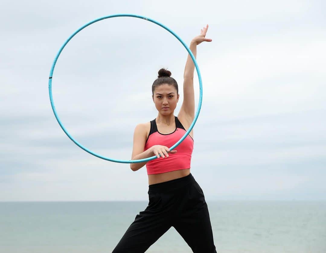 リン・ハッチソンのインスタグラム：「Train with me today 🤸‍♀️ 3 different classes, anyone can join! 🔹4pm basic clubs handling 🔸5pm floor barre & stretch 🔹6pm waves & expression You can book each class individually through the link in my bio or go to www.i-staracademy.co.uk/classes • Photo by @peter_cziborra @reuterssport @reuters • @istaracademy #rhythmicgymnastics」