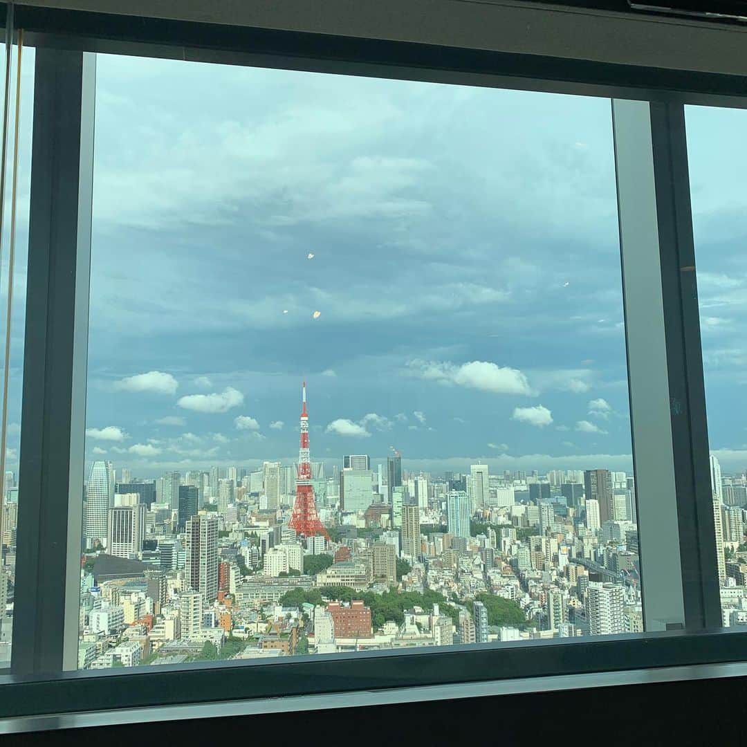 クリス智子さんのインスタグラム写真 - (クリス智子Instagram)「今日は、こんな晴れた空で、番組終了でした。16:30。雲の奥の奥は、雨の気配かなぁ。 最近、お天気予報と、目の前に見る空にズレを感じることが本当に増えました。体感、だから、あまり正確なことじゃないのだろうけれど。  生放送の際も（生放送ですから）窓からの景色は意識しますが、少し話題にしにくい時がある、と感じます。  少し違う場所だと天気がかなり違うことがあるのと、やはり、ひどく荒れた天気により災害があると、天気の話題が、潤滑油にならないことも、機会として増えて。  しかし、自然にもっと感覚を向けるべき時代、だったり。 この仕事をしていると、時折、戸惑います。  今日も、帰り道、晴れて、嬉しいのにな。」7月8日 17時52分 - chris_tomoko