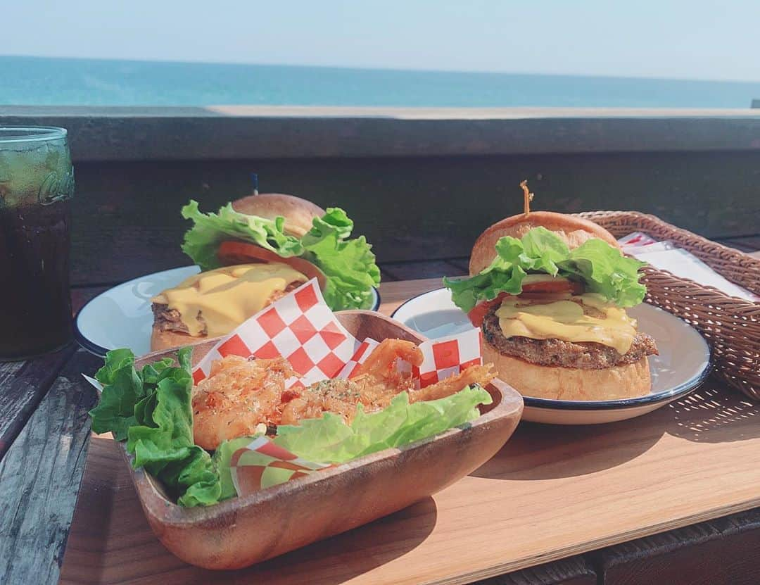 益田アンナさんのインスタグラム写真 - (益田アンナInstagram)「海辺でハンバーガーランチ🍔  ハンバーガーは勿論やけど、 このガーリックシュリンプが感動するくらい激うま、、！！  絶対また行こう😙  #lunch #鎌倉カフェ #七里ヶ浜 #ハンバーガー #ガーリックシュリンプ」7月8日 17時54分 - anna_masuda