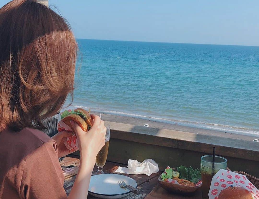 益田アンナさんのインスタグラム写真 - (益田アンナInstagram)「海辺でハンバーガーランチ🍔  ハンバーガーは勿論やけど、 このガーリックシュリンプが感動するくらい激うま、、！！  絶対また行こう😙  #lunch #鎌倉カフェ #七里ヶ浜 #ハンバーガー #ガーリックシュリンプ」7月8日 17時54分 - anna_masuda