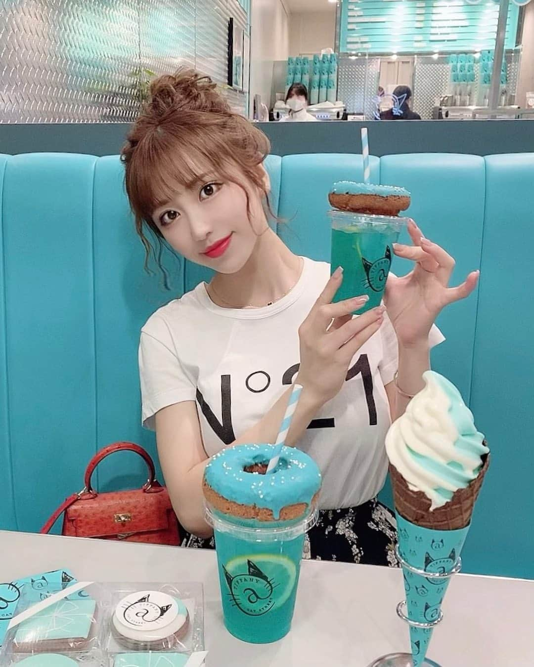 伴かなみさんのインスタグラム写真 - (伴かなみInstagram)「アイスが速攻溶けた🤣🍨﻿ お皿かわいくてゲットしたよっ💙💙💙﻿ ﻿ ﻿ #ティファニー #カフェ #ティファニーカフェ ﻿ #ヌメロヴェントゥーノ #ヴァンクリーフ #カルティエ﻿ #エルメス #ケリー #ミニケリー #ヴァレンティノ﻿ #tiffany #cafe #tiffanycafe #n21 #valentino #vancleef﻿  #vancleefarpels #cartier #hermes #kelly ﻿#minikelly」7月8日 17時54分 - k____n.8