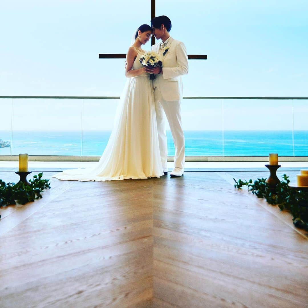 のインスタグラム：「発売中のMAQUIAの表紙で、田中みな実さんに着用いただいたドレス。 . たくさんのお問合せを頂き、ありがとうございます✨ . このドレスは、WITH A WHITEとヘアメイクアーティストのKumikoさんとのコラボで完成したオリジナルドレスとなります‼︎ . スリット入りで軽やかなドレスは、リゾートウエディングのためにこだわってデザインされたもの。 . The Diamondhead Chapelの撮影でも、モデルが着用しているドレスになります。 .  前回のインスタLIVEでも、お話しさせて頂きましたが、WITH A WHITEの各店でご試着いただけるのは、9月を予定しております。 . もうしばらくお待ち下さいますよう、お願いいたします🙇‍♀️ . @kumiko_makeup_hi  @maquia.magazine  . . .」