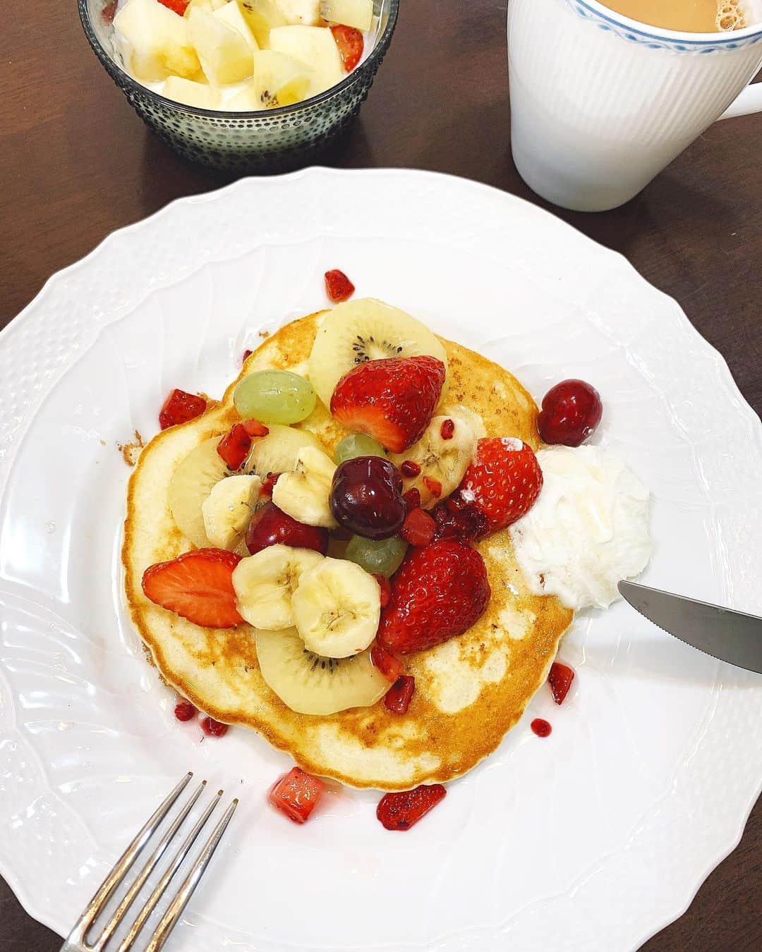 小林真由のインスタグラム：「breakfast🥞🍴﻿ 何度家で食べてもやっぱりお店のパンケーキが恋しい☺️💓﻿   大人の朝食はパンやパンケーキだけど 娘は大体、お味噌汁・お魚・卵料理・納豆ご飯な朝ごはん😂 なんとも健康的。。笑 ﻿ ﻿ #breakfast #パンケーキ #朝ごはん #女の子ママ #ママライフ #マタニティ #マタニティライフ #妊婦 #妊娠9ヶ月 #第二子妊娠中」