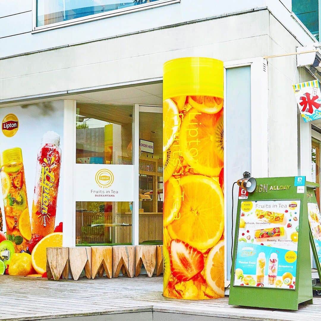 リプトンのインスタグラム：「代官山・大阪オープンまであと2日！！💛🍊 代官山店には巨大タンブラーが登場！ 写真を撮るもよし、眺めるもよし、目印にするもよし、自分なりに楽しんでね♪ 今日はそんな代官山店の詳細を再check👉 . ＜Fruits in Tea DAIKANYAMA＞ 日時: 7/10(金)-8/30(日) 11:00-20:00 (L.O. 19:45) 場所: Sign代官山 ※東京と大阪では営業時間が違うから注意してね💦  . #リプトン #Lipton #FruitsinTea #フルーツインティー #ColdBrew #コールドブリュー #リプトンコールドブリュー #水出しアイスティー #水出し紅茶 #癒し #リラックス#Happy #期間限定 #LiptonTEASTANDFruitsinTea #ComingSoon #代官山 #大阪 #梅田 #リプトンでつながる」