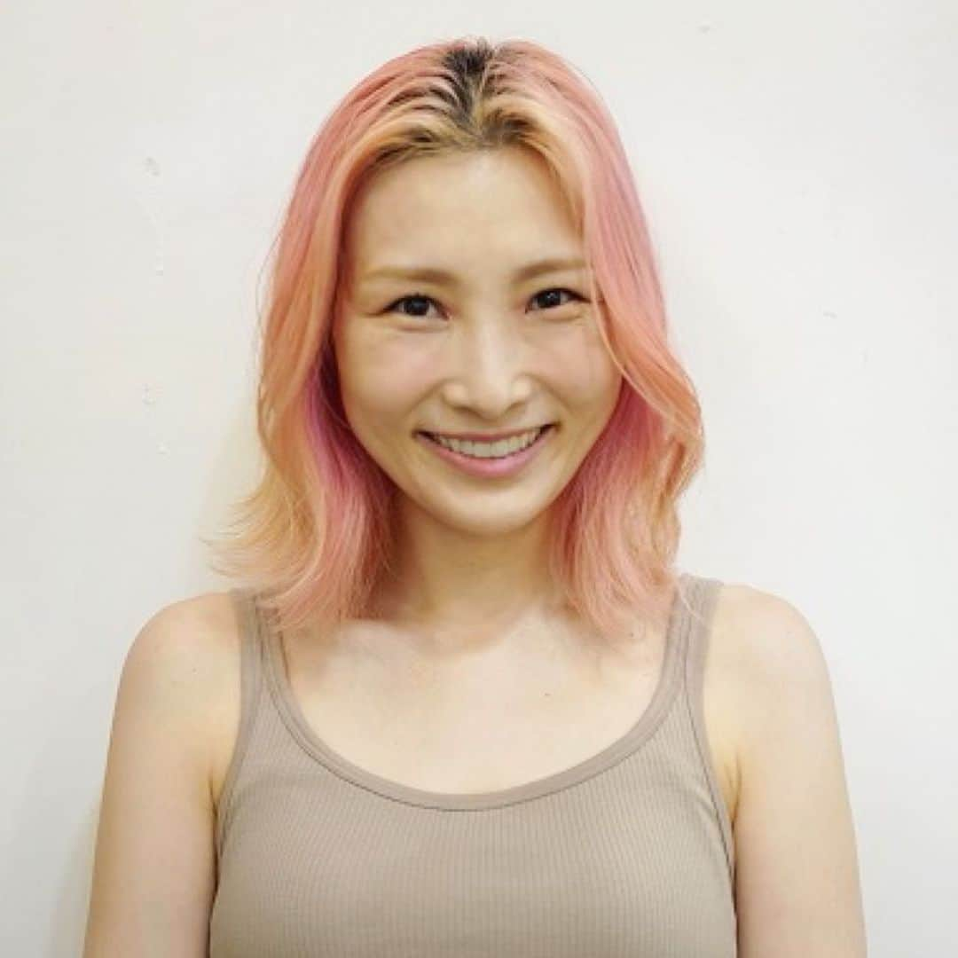 伊藤春香さんのインスタグラム写真 - (伊藤春香Instagram)「抜け感を出した﻿ オルチャンヘアー﻿ っていうのにしてもらいました。﻿ ﻿ しっかり巻きではなく、﻿ 軽く巻いて空気いれるのが﻿ ポイントらしいです☺️﻿ ﻿ （カット、カラーはしてなくて﻿ スタイリングのみ）﻿ ﻿ #オルチャンヘアー #韓国風アレンジ﻿ #オルチャンヘア #オルチャン #ユニクロ #ユニクロ購入品 #エアリズム #エアリズムコットンリブブラタンクトップ #sigmafp #シグマfp #シグマ」7月8日 18時06分 - ha_chu