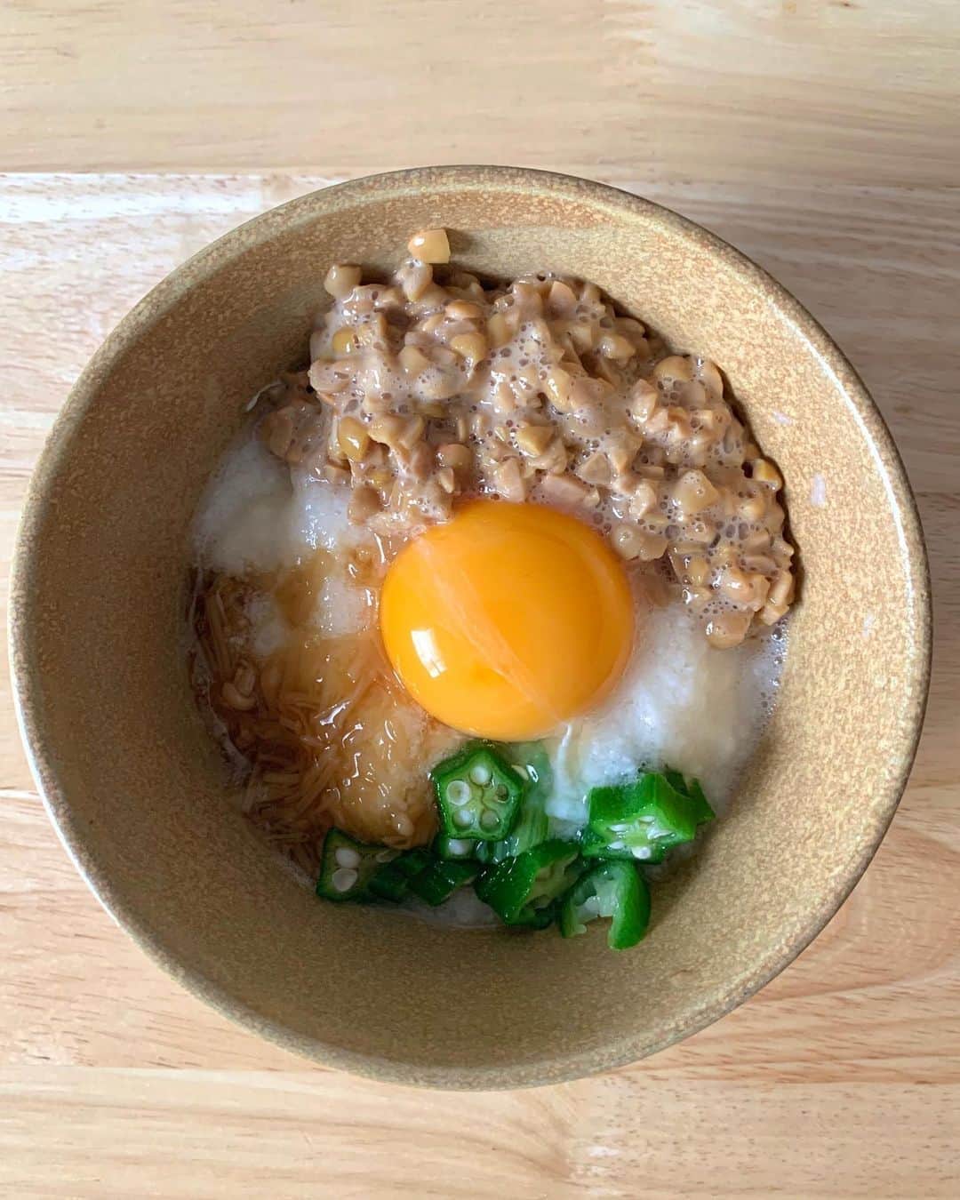 AO のインスタグラム：「おいしーヘルシーばくだん 豆腐 とろろ 納豆 おくら なめたけ 卵黄 お腹たまるし、日本人の食事ってかんじ #納豆#日本食#ヘルシーごはん」