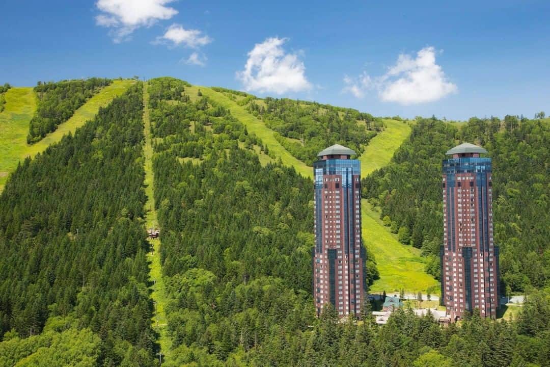 のインスタグラム：「﻿【星野リゾートの施設紹介】 リゾナーレトマム - RISONARE Tomamu  北の大地に建つ32階建ての高層ホテル。波打つようにうねる雲海を眺める「雲海テラス」からの絶景は、忘れられない感動をもたらします。  Hokkaido's vast terrain enables all kinds of outdoor fun at this highland resort, from river sports and golf to hot-air balloon rides and witnessing the dramatic "sea of clouds" that can fill the valley below. Indoors, you'll enjoy the height of luxury and privacy in a 100-square-meter suite complete with a whirlpool bath. For breakfast and dinner, fine dining is just steps away.  ▼おすすめのポイント▼ ①新千歳空港から電車で約90分。北海道最大級の滞在型リゾート。 ②山の中腹に佇む高層ホテルは、1フロアーに4室のみの贅沢さ。 ③全室ジェットバス、サウナを備えた100平米のスイートルーム。  #HoshinoResorts #星野リゾート #Risonare #リゾナーレ #RisonareTomamu #リゾナーレトマム #Hokkaido #Tomamu #北海道 #トマム #北海道旅行 #JapaneseHotels #travelJapan #ig_Japan #JapanTravel」