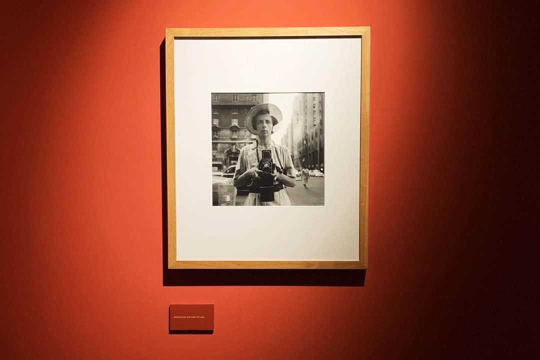 ヤオ・アイニンさんのインスタグラム写真 - (ヤオ・アイニンInstagram)「幾年前看見了 Vivian Maier 的報導後便一直對她的神秘充滿印象。在攝影裡，我最喜歡的其實也是「拍攝的當下」那個留住生命力的時刻。Vivian Maier 的攝影過程即是結果，拍攝的當下就是完成創作的當下，照片有沒有沖洗出來、有沒有發表，這都不重要了。  有時候我們會過度追求結果，忘記正在經歷的一切其實就是最珍貴的體驗，沒有好好樂在其中。「把每一刻過程都當成結果去享受」這樣的攝影精神超級棒！  展覽的設置也很有質感，橘色的牆面和黑暗中的燈光、交錯的空間裡彷彿有一雙眼睛正在窺探，感受得到用心很是喜歡。根本想馬上再去看一次！  #VivianMaier #薇薇安邁爾攝影展  #變成愛人同樂會 #大家都好票釀好開心」7月8日 17時59分 - ipipy20000