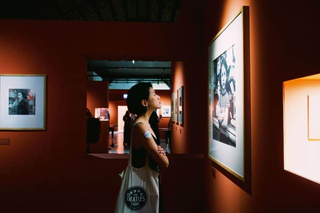 ヤオ・アイニンさんのインスタグラム写真 - (ヤオ・アイニンInstagram)「幾年前看見了 Vivian Maier 的報導後便一直對她的神秘充滿印象。在攝影裡，我最喜歡的其實也是「拍攝的當下」那個留住生命力的時刻。Vivian Maier 的攝影過程即是結果，拍攝的當下就是完成創作的當下，照片有沒有沖洗出來、有沒有發表，這都不重要了。  有時候我們會過度追求結果，忘記正在經歷的一切其實就是最珍貴的體驗，沒有好好樂在其中。「把每一刻過程都當成結果去享受」這樣的攝影精神超級棒！  展覽的設置也很有質感，橘色的牆面和黑暗中的燈光、交錯的空間裡彷彿有一雙眼睛正在窺探，感受得到用心很是喜歡。根本想馬上再去看一次！  #VivianMaier #薇薇安邁爾攝影展  #變成愛人同樂會 #大家都好票釀好開心」7月8日 17時59分 - ipipy20000