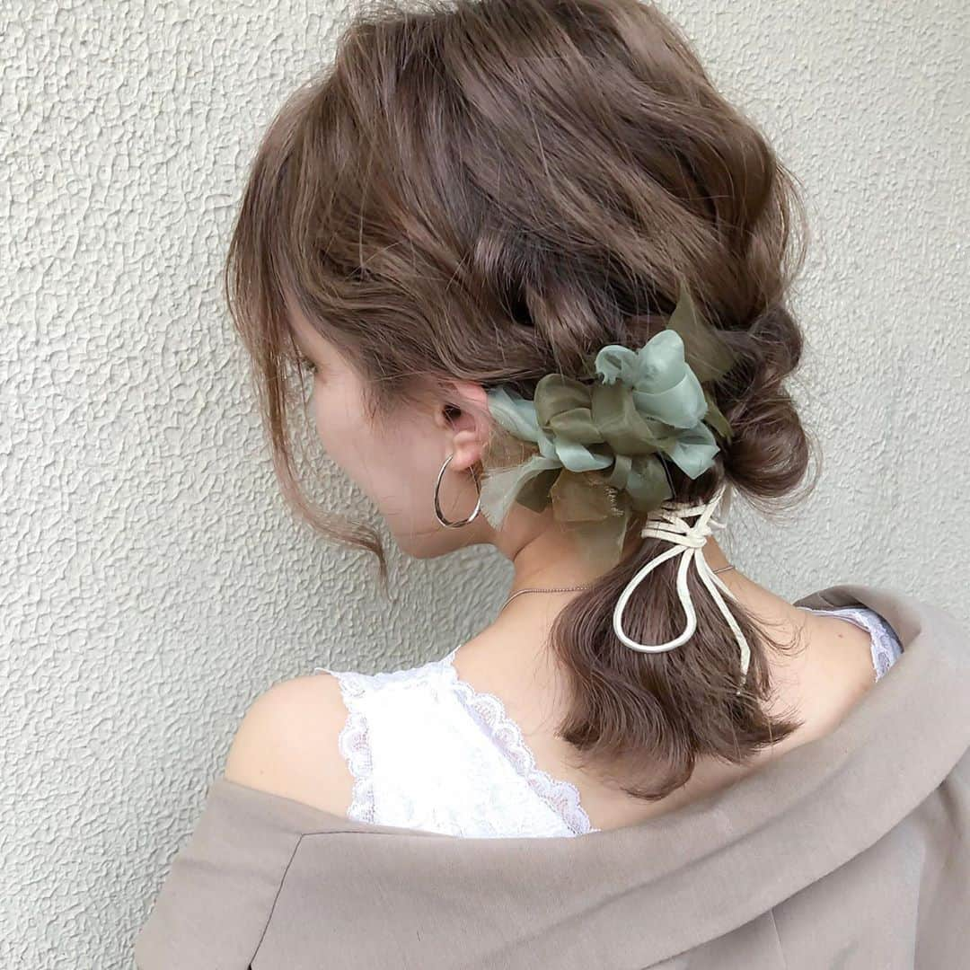 MERYさんのインスタグラム写真 - (MERYInstagram)「.⁣ 咲き編みアクセを使ったオススメのヘアアレンジをご紹介！⁣ .⁣ サイドに髪を寄せた編みおろしポニーは、デイリーなヘアアレンジはもちろんお呼ばれヘアにもオススメ♡ショートヘアの方でも編みおろしを取り入れたヘアアレンジならボリューミーでお洒落なヘアに。髪飾りなどを着けてさらにお洒落にアレンジするのもオススメです。⁣ .⁣ MERYでは他にも「かわいい」に近づくさまざまな情報を発信しています。⁣ @mery.beauty コスメ・美容に特化した情報をお届け♡⁣ @mery_spot 話題のカフェやお出かけスポットをご紹介！⁣ こちらもぜひチェックしてみてください！⁣ .⁣ .⁣ photo by @skr_jewil⁣ .⁣ #MERY #regram #hairarrange #instagram #instahair #hair #hairstyle #머리스타그램 #ヘアアレンジ #ショートヘアアレンジ #セルフアレンジ #アレンジヘア #簡単アレンジ #編みおろしヘア #編みおろしアレンジ #ポニーテール #編みおろしポニー #お呼ばれヘア #お呼ばれヘアアレンジ #ヘア #ヘアスタイル #お洒落 #お洒落さんと繋がりたい #MERY女子 #メリー」7月8日 18時00分 - mery.jp