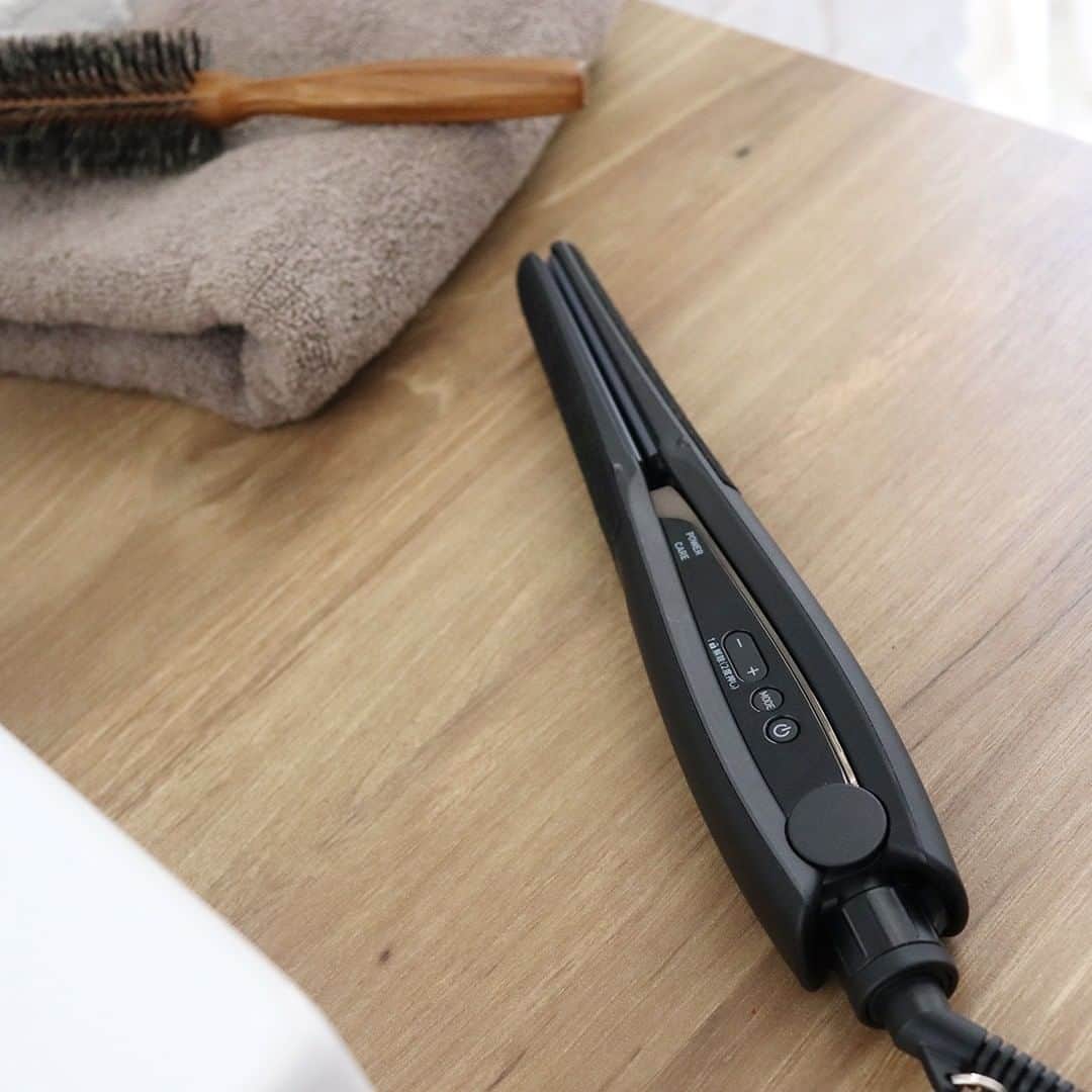 TESCOM テスコムのインスタグラム：「＼モードの使いわけで髪ダメージを最小限に✨／ . プロ仕様の高性能＆速熱ヒーターを搭載し、髪へのダメージを最小限に抑えてなりたいスタイルを叶えてくれる【プロフェッショナルプロテクトイオンヘアーアイロンNIS3000】 . 高温をキープしてまっすぐにする「パワーモード」、 根元は高温・傷みやすい毛先に向かって低温に自動で調節し、いたわりながらまっすぐにする「ケアモード」 の仕上がりで選べる2つのモードを搭載💡 . 前髪や短い髪もスタイリングしやすい薄型形状で、男女問わず人気高い商品です♪ - - - - - - - - - - - - - - - - - - - - - - - - - ●商品名：プロフェッショナル プロテクトイオン ヘアーアイロン ●品番　：NIS3000 ●カラー：ブラック - - - - - - - - - - - - - - - - - - - - - - - - -  @tescom_beauty  . Nobbyに関する情報は @tescom_pro  キッチン家電に関する情報は @tescom_kitchen  にてご紹介中！ . 毎日使うヘアアイテムは #テスコム または #TESCOM で検索してみて下さいね♡ テスコムのInstagramでは、自分らしさを追求したあなたのキレイづくりに役立つ情報を毎週発信しています！  #美容  #ヘアアレンジ  #ヘアスタイル  #髪型  #ヘア  #スタイリング  #美髪  #ストレート  #セルフアレンジ  #ツヤ髪  #くせ毛  #モノトーンインテリア  #ストレートヘア  #メンズスタイリング  #美容男子  #ヘアアイロン  #ストレートアイロン  #メンズヘアセット  #美容家電  #髪質  #綺麗な髪  #サラツヤ  #毛先  #サラツヤ髪  #ヘアーアイロン  #ストレーター  #nobbybytescom  #nis3000」