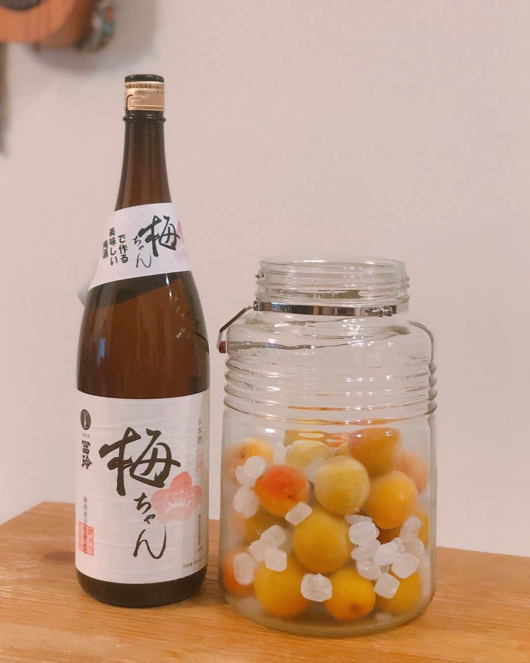 平田薫さんのインスタグラム写真 - (平田薫Instagram)「先日漬けたもの。 時期的に最後の梅仕事かなぁ〜 ホワイトリカー⇨ブランデー⇨シロップ⇨シロップ…ときて、最後は日本酒で。  梅酒仕込み用の(そのままも飲める)梅ちゃんを使いました。 梅ちゃんのHPの作り方通り黄色くなった梅を冷凍させて漬けたよ。 ずっと普通の青梅でやっていたけど、今回は南高梅で。 日本酒で漬ける梅酒は仕上がりが普通より早いみたい。凍らせたのもあってか漬けてから数日で色づいてきたよ。  どれも仕上がりが楽しみだなぁ。  #梅仕事2020#梅ちゃん #南高梅#自家製梅酒#日本酒」7月8日 18時00分 - hiratakaoru1215