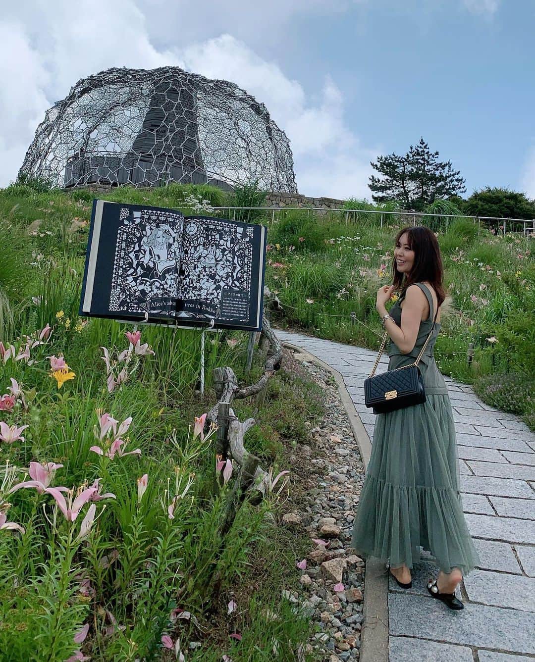 のインスタグラム：「こんばんは♡ おつかれさまです♡ ・ ゆりが綺麗〜と思って近付くと結構枯れてた🤣 満開の時に撮りたかったな💐 昨日の投稿もこれも日曜日ですよ〜👌🌈 この日はまだ晴れ間もあったけど次の日から土砂降りの雨でした☔💦 ・ ロープウェイからの眺めは最高だったよー✨✨ ・ ・ 珍しくワンピはカーキ色💚 ・  @fray_id  new✨ ・ onepiece #frayid  new✨ shoes  #ZARA  new✨ bag  #Chanel ・ ・ #六甲ガーデンテラス #六甲#展望#アリス#景色#風景#有馬温泉#ファッション#梅雨#夏ファッション#大人可愛いコーデ#大人可愛い#fashion#travel#kobe#kobejapan #いつもありがとう」