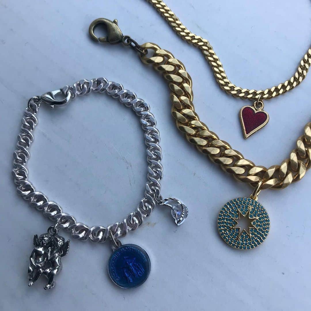 BOX CHARM Industryのインスタグラム：「喜平チェーンのブレスレットのご紹介です😊 . お好みのチャームを付ければオリジナルのブレスレットとして楽しめます👌🏻 . .  #boxcharmindustry #boxcharm #handmade #accessory #bracelet #gold #silver #handmadeaccessory  #ボックスチャームインダストリー #ボックスチャーム #ハンドメイド #アクセサリー #ハンドメイドアクセサリー #ブレスレット #チェーン #ゴールド #シルバー #チャーム #オリジナル #ブレス」