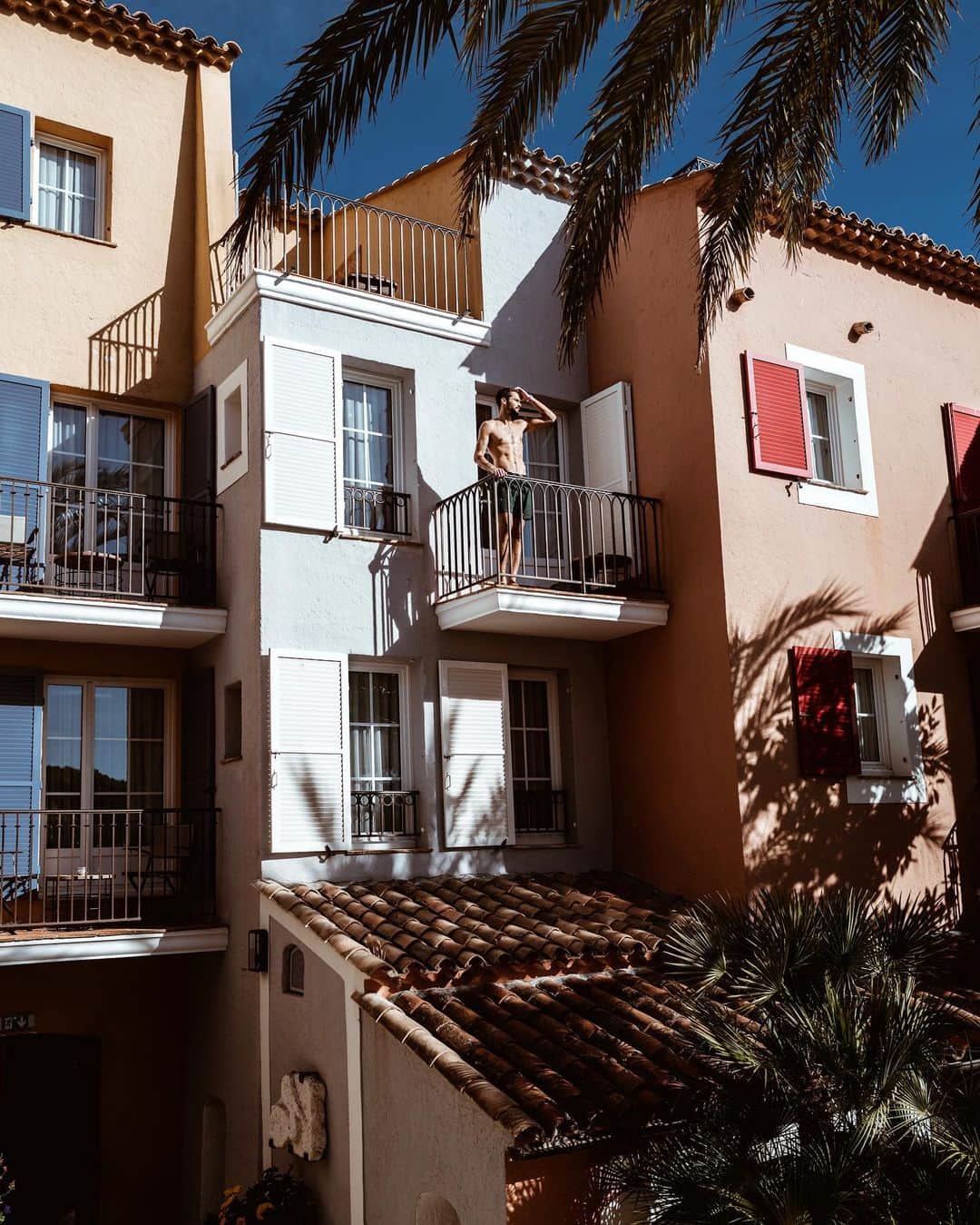 NICOLAS SIMOESのインスタグラム：「🌴 Woke up in this beautiful place @byblossainttropez ☀️」
