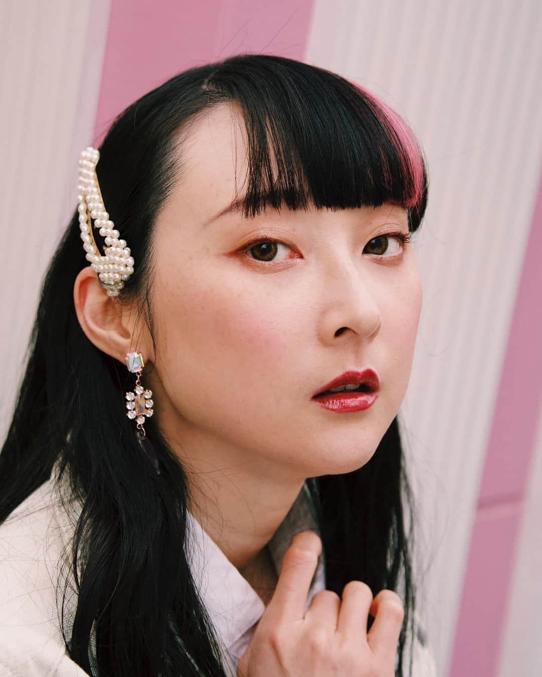 RinRinさんのインスタグラム写真 - (RinRinInstagram)「Spring Summer 2020 Japanese makeup trend💋  春夏2020メイクトレンド💋 💄Red glossy lip 🧱brick red eyeshadows ✨light coverage foundation 💄赤いグロッシーリップ 🧱赤レンガアイシャドー ✨軽い透明なファンデ  this is a throwback to my spring lookbook video~ (up now on my rinrindoll YT channel) there didn’t seem like a good time to upload a few months ago so the time just slipped by, but I was very happy how the video turned out✨ it’s been a while since I’ve gathered all my talented friends to work together ❤️ これはちょっと前の春ルックブックの撮影の時(動画はrinrindollのチャンネルにアップしてます！)〜その時あまり写真をアップするいいタイミングがなくて今アップさせてください！この時すごい才能がある友達と一緒に撮影ができて本当に嬉しかった〜♪ . . Photography @alextthomas  MUA @feebz_  Special thanks @nahotass  Earrings: #mocatokyo  . . 🙆🏻‍♀️FACE ・#shuuemura #シュウウエムラ unlimited fluid foundation 474 light apricot ・#whoome #フーミー control color base yellow glow ・Shu Uemura unlimited concealer 4 light ・#impress #milanocollection2019 #インプレス #ミラノコレクション powder ・#three cheeky chic blush sister of the night  👁 EYE ・#katetokyo #ケイト tone dimensional palette red brown EX-1 ・#lunasol #ルナソル styling gel eyeliner  ・Shu Uemura brow sword seal brown ・#jillstuartbeauty #ジルスチュアート blooming blossom curl lash mascara brilliant bloom 01 brown  💄LIP ・#maccosmetics prep+prime lip base ・#etvos #エトヴォス mineral crayon velour red ・#opera #オペラ sheer lip color 24 nuance pink . . #rinrindoll #rinrinmakeup #japan #tokyo #springsummermakeup #ssmakeup #ss2020makeup #japanesemakeup #ss20」7月8日 18時10分 - rinrindoll