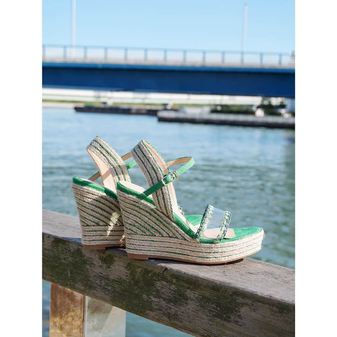 POOLSIDEのインスタグラム：「・ リゾート映えするナチュラルな厚底ウェッジ。 素足の季節にピッタリなボリュームたっぷりのアイテム♡ ・ 品番: SP-20213 ・ #poolside_official #psshoes #poolside #shoes #fashion #sandals #プールサイド #靴 #サンダル」