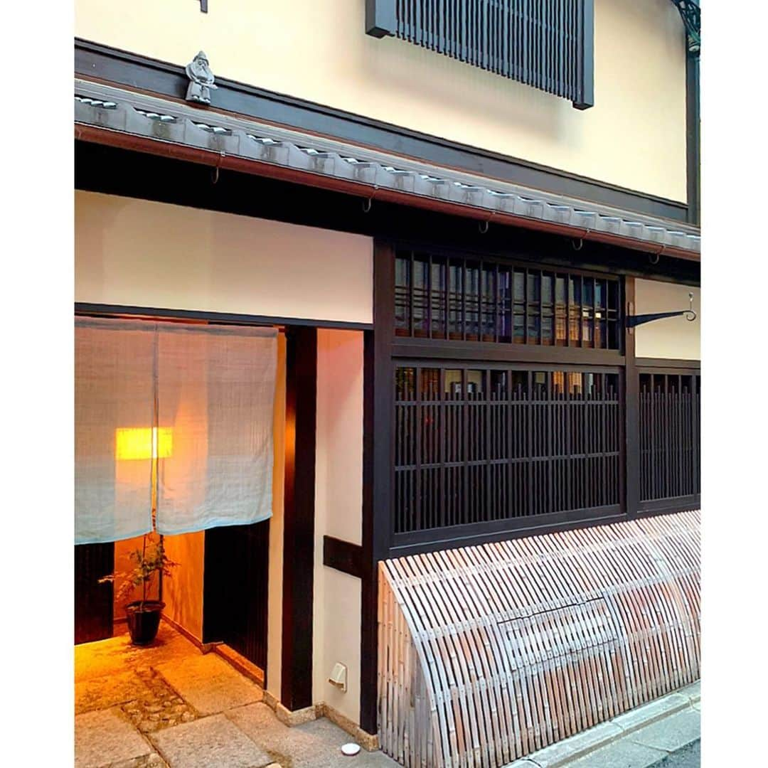 百合華さんのインスタグラム写真 - (百合華Instagram)「京都祇園の路地裏にある『Kenzo Estate Winery GION』にてディナータイム🍽💕  今回は、カリフォルニア州にある広大なワイナリーで生まれた様々なプレミアムワインが愉しめるペアリング付きのコース料理をいただきました🍷✨  ３種の前菜はオリジナルデザインの木箱の中にかくれんぼちゃん🎶  直営店のみで販売されるエレガントなワイン達に囲まれた特別感たっぷりな美空間で、京都の食材をふんだんに使用した和×イタリアンを融合させたお料理とワインの華麗なるマリアージュを堪能させていただきました💖  #japan #日本 #kyoto #京都 #祇園 #町屋 #京町家 #kenzoestate  #kenzoestatewinery  #kenzoestatewinerygion  #ケンゾーエステイト #ケンゾーエステイトワイナリー祇園店  #dinnertime  #ペアリング #コース料理 #厳選食材 #融合 #マリアージュ #堪能 #美食 #美食家」7月8日 18時12分 - yurika.lovelily