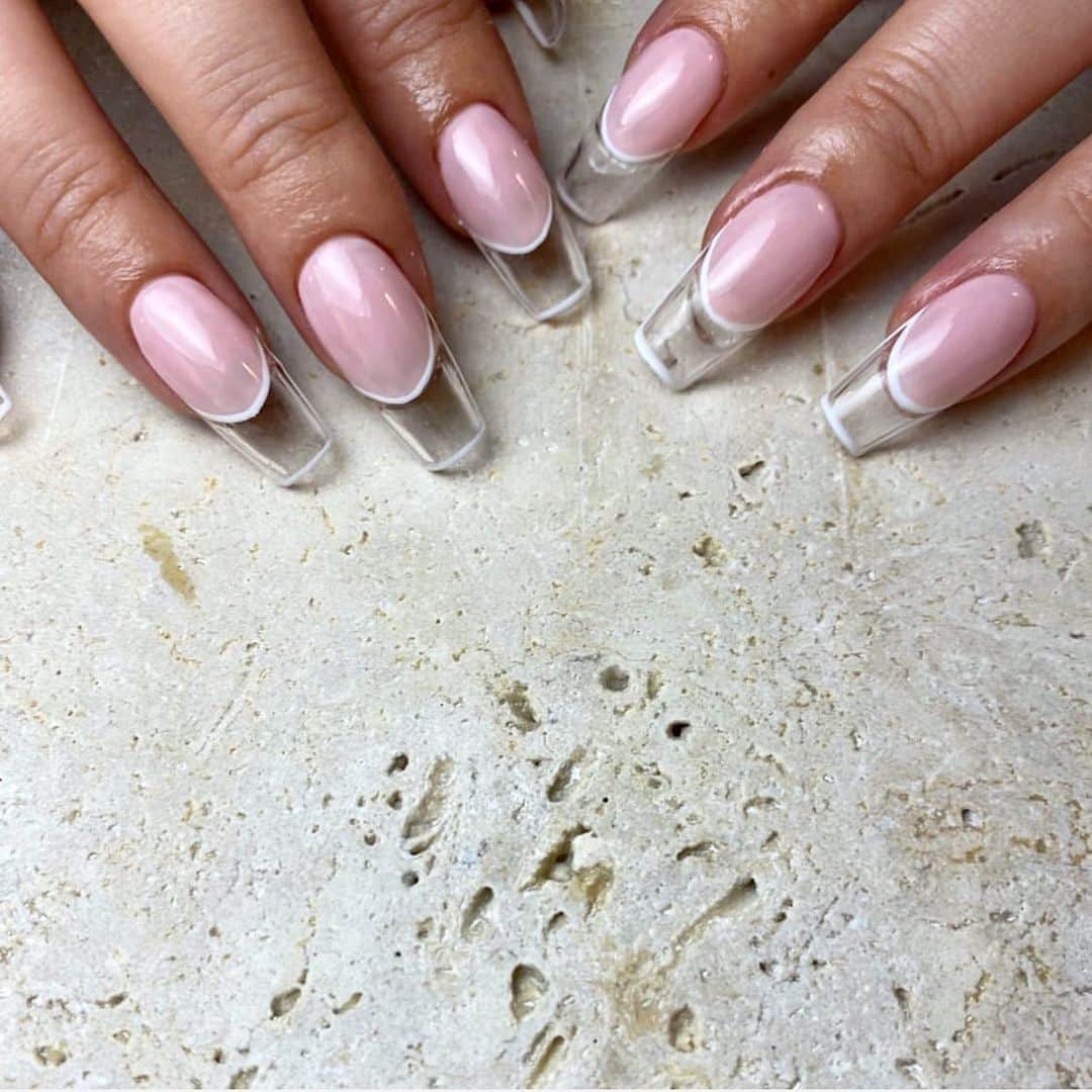 MARISのインスタグラム：「Finally I got my nails done 💅 ✔️ I love them‼︎‼︎‼︎ Feel like simple but summer ♡♡♡  やーっとやっとネイルに行けた‼︎ またまたわがままを聞いてもらっちゃった♡ いつも理想通りに仕上げてくれる‼︎可愛いくしてくれてありがとう‼︎ ネイルが可愛いと気分あがる💗💗💗 Nailed by  @moonlit_bymananails @moonlit_kaori @manashika ♡♡♡ Thank you girls ‼︎  #nails #french #pink #summer #simpleisthebest #ネイル」