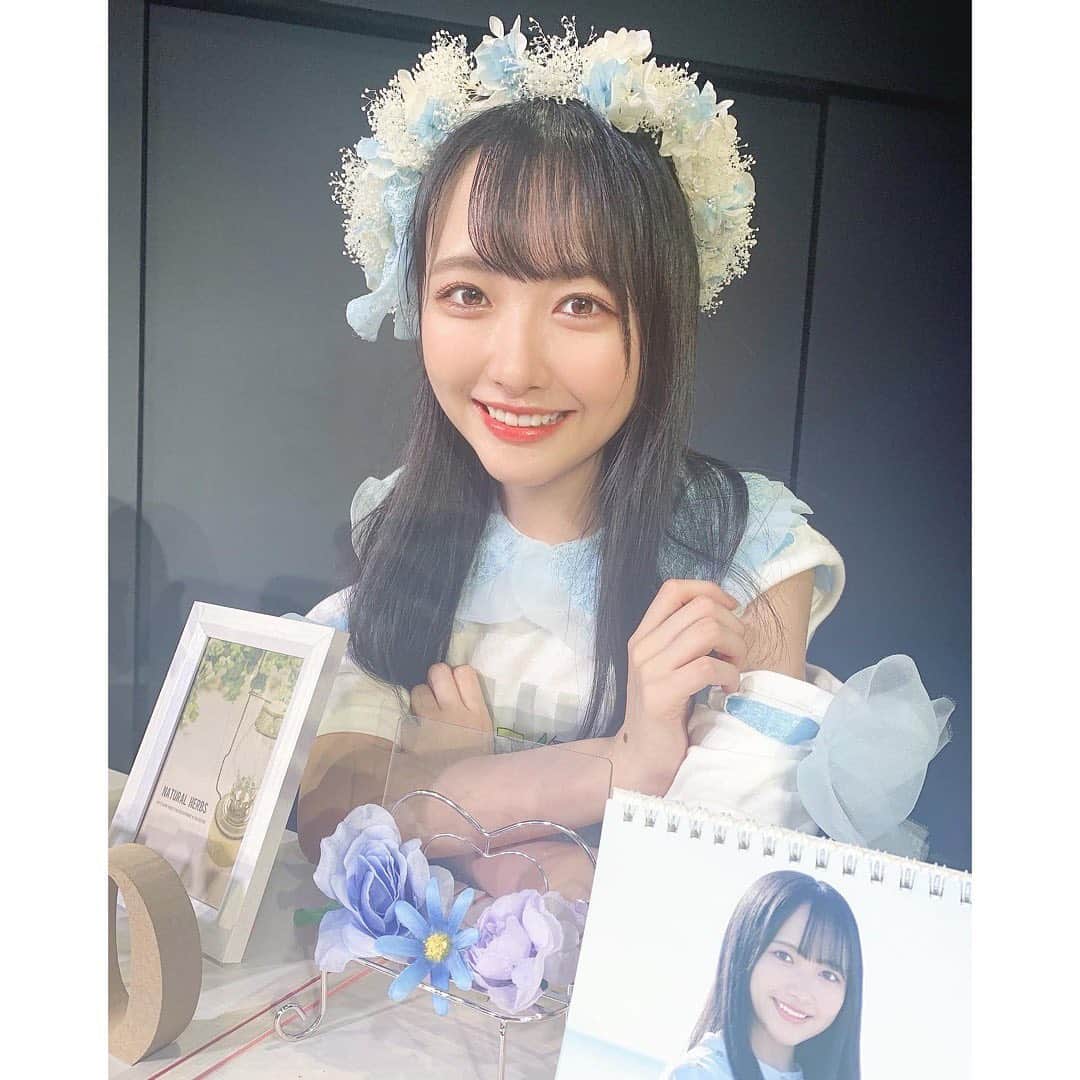 のインスタグラム：「． 石田千穂ソロ公演 「ちほは修行中」 そして、生誕祭ありがとうございました！ ソロ公演は色んな所にこだわりポイントがあるんですけど、 その中でもセットがすごく可愛いんです☺️🤍 スタッフさんが本の表紙を作ってくださって！ あとは、お家からいっぱい小道具とかを持っていったりしました☀︎ これから沢山愛される公演になりますように！ #石田千穂ソロ公演 #ちほは修行中 #STU48 #石田千穂 #ステージ」