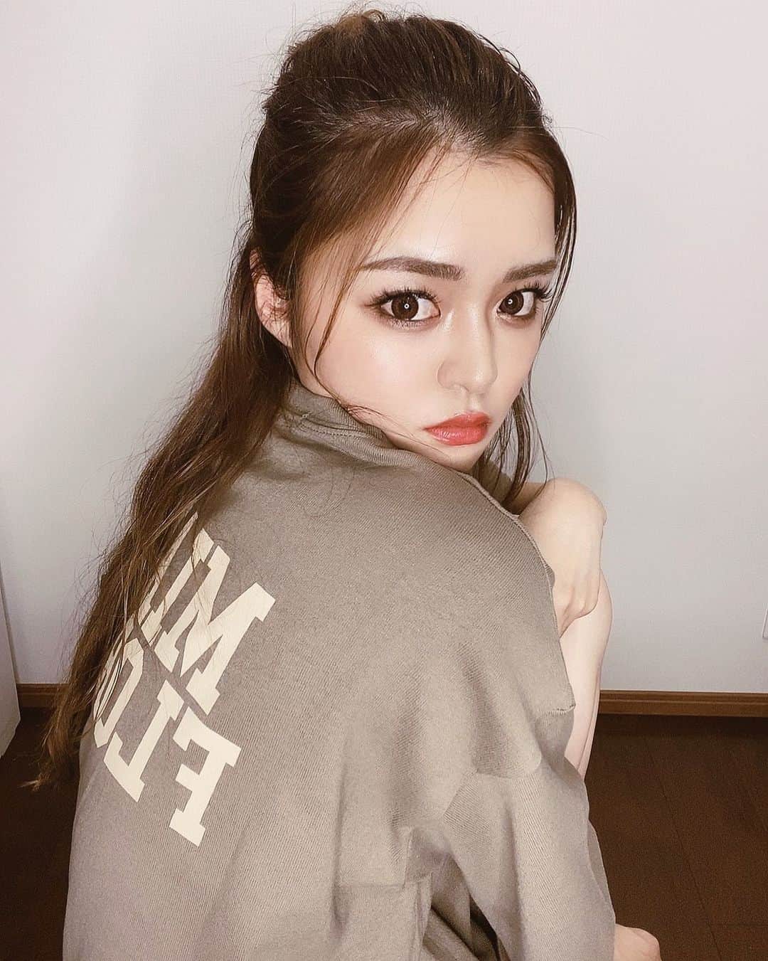 のインスタグラム：「𓍯 遅くなりました🙇‍♀️📸❤︎ 写真欲しいなんて言ってくれる方が 沢山いる事に毎度毎度幸せ感じております…。 すきぃいいいいい~ꪔ̤̥♡ . あ、毎日メイクあげたから見てね💄 . #me#ootd#code#ヘアアレンジ#ハーフアップ #ハーフアップお団子#オーバーサイズ#tシャツコーデ」