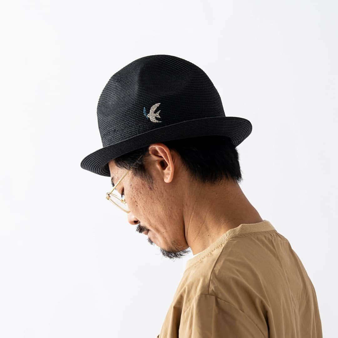 のインスタグラム：「【木型から製法までこだわり抜いた存在感抜群の逸品！DVERG × Mountain Mountainのコラボレーションハット】 mountain hat / #dverg #mountainmountain color / black, ecru beige, dark brown size / 1 size 身長 / 174cm 普段着用サイズ / M  DVERG × Mountain Mountainのコラボレーションハット。 全て国内の帽子職人の手製で、木型から製法までこだわり抜いて一点一点丁寧に作り上げられています。  表情豊かな凹凸をあしらった特徴的なクラウンは主役級の存在感を放ちます。 またしっかりとしたつくりでへたらずにシルエットを維持してくれるので長く愛用できます。  巻き上がったユニークなブリムは個性的な印象に仕上げてくれます。  合わせやすい3色のカラー展開で、今季注目の1トーンコーデにも取り入れやすい色味が揃っています。 主役級の存在感を放つ、かぶるだけでコーディネートが決まるこの夏手放せない1点です。  【shop】  オンラインショップはプロフィールのリンクからアクセスできます。 （ 公式・楽天・Yahoo!・Amazon・au PAY マーケット ） ※当日発送ご注文締切：平日14:30 / 土曜日12:00 ( 営業日のみ )  #アウトドアミックス #コーデ #20春夏 #おしゃれキャンプ #サンデーマウンテン #アウトドアショップ #アウトドアファッション #outdoorfashion #アウトドアコーデ #アウトドアスタイル #アウトドアブランド #おしゃれコーデ #アウトドアデイ #アウトドア好き #ストリート系ファッション #おしゃれアウトドア #麦わら帽子 #帽子 #ハット #マウンテンマウンテン #アウトドアミックス #ドベルグ」