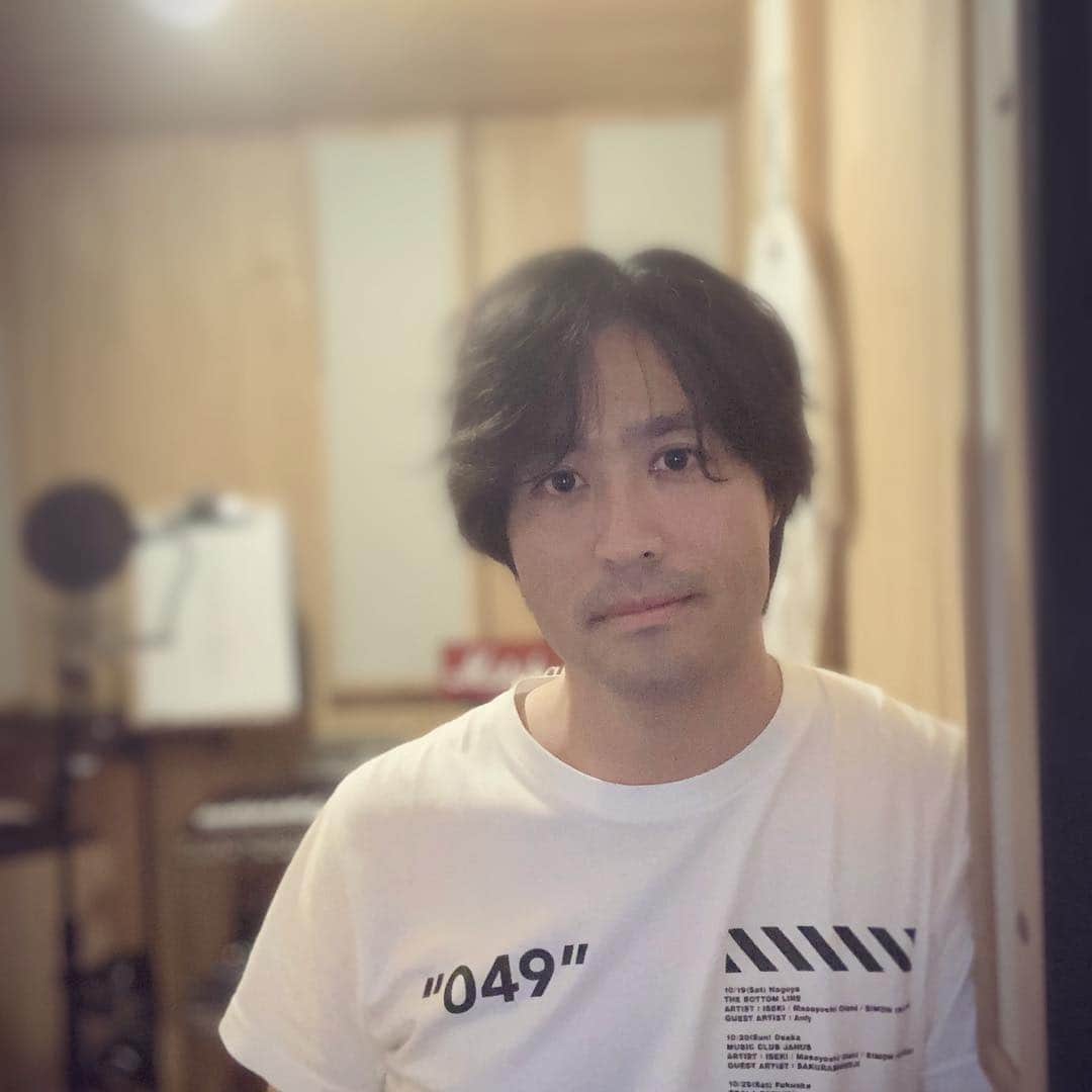 ISEKIのインスタグラム：「本日は久しぶりに レコーディングスタジオにて 新曲の歌録り 早くみんなに届けたい そんな気持ちで歌ってます 今週末のツイキャスLiveもよろしくね👍✨  #新曲　#レコーディング　#ISEKI」
