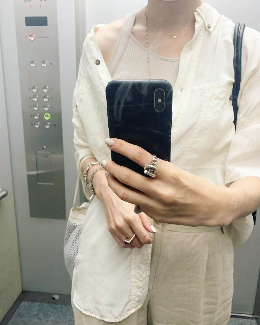 二ノ宮和佳子のインスタグラム：「暑いけど寒い  #whitebeige #elevator」