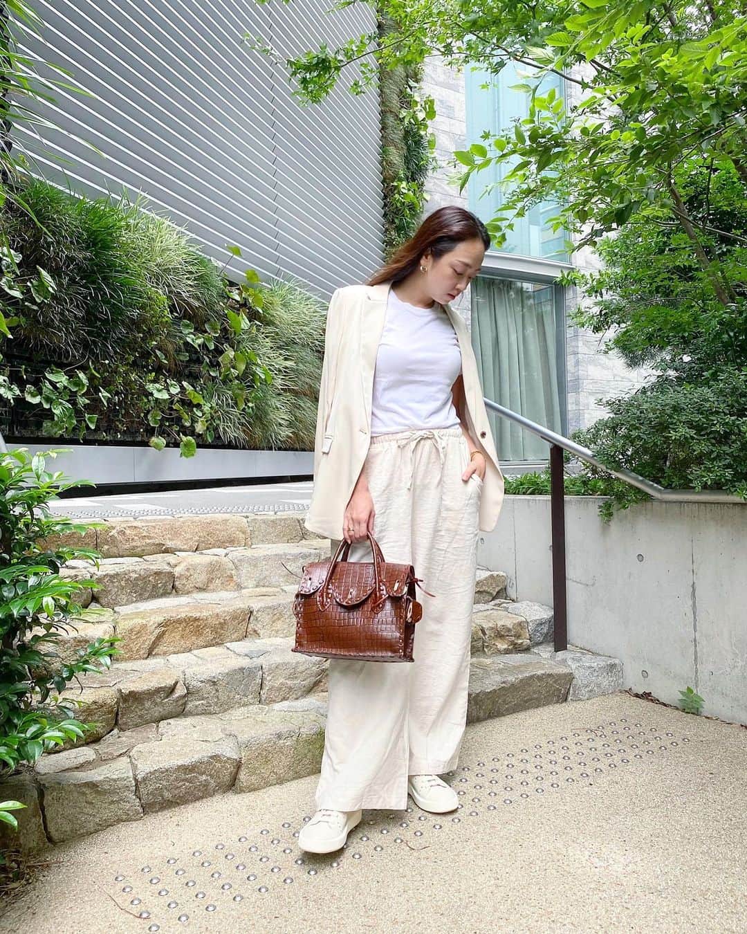 石田美奈子のインスタグラム：「𝗢𝘂𝘁𝗳𝗶𝘁. . 今日は雨が降っていなかったので、新しい#スニーカー を下ろしました☺︎☺︎☺︎ ずっと雨続きだったので、やっと下ろせた！♡ #カンペール @camper_japan の#展示会 で気に入ってオーダーしたものです♫ パンチングがおしゃれで、シンプルだけど良い具合にボリュームのあるスニーカー👟✨ 真っ白ではなくアイボリーなので、足元が浮かずにお洋服に合わせやすい◎ 脱ぐと内側が淡いピンクになっていて可愛いんです♡ . #セットアップ っぽくコーディネートしたくて、色が似ているジャケットとパンツを合わせました☺︎ 暑い時期は薄手の#ワイドパンツ が重宝します(๑❛ᴗ❛๑) . . jacket … #stunninglure @stunninglure tshirt … MONOGRAM pants … #dholic @dholic_official bag … #gracecontinental @gracecontinental_official sneakers … #camperjapan . 👗→ #minako_fashion . . #outfit #campershoes #PR #カンペール靴 #スニーカーコーデ #今日のコーデ #大人カジュアルコーデ #セットアップコーデ #白スニーカーコーデ #165cmコーデ #夏コーデ」