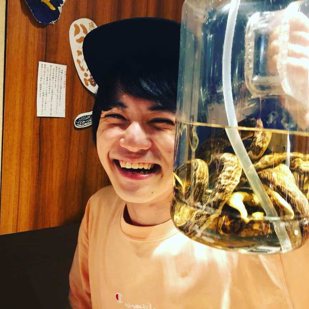 百瀬朔さんのインスタグラム写真 - (百瀬朔Instagram)「26歳になりました。 #誕生日　 #だいぶ前の　 #ハブ酒　 #元気いっぱいで　 #26歳　 #駆け抜けたい」7月8日 18時32分 - momose.saku.official