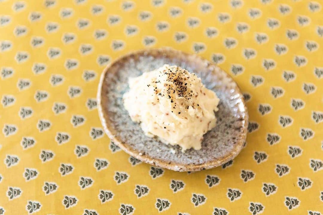 のインスタグラム：「.﻿ 【FOOD🍴】﻿ ﻿ 腸活ジャーナルのウントピ！が紹介する﻿ 水溶性食物繊維が豊富な「ポテトサラダ」﻿ のレシピをご紹介📚﻿ ﻿ ジャガイモは芋類のなかでも﻿ 排便をスムーズにする働きがある﻿ 「水溶性食物繊維」の含有量がトップクラスとのこと✨﻿ ﻿ 更に、マヨネーズの代わりに﻿ 食物繊維が豊富な「アボカド」を使用することで﻿ 繊維たっぷりのポテサラが完成🥑﻿ ﻿ ===========================﻿ ﻿ 【材料】（2人分）﻿ じゃがいも 1個﻿ アボカド（完熟のものを使用する）1/2個﻿ ハーフベーコン  3枚﻿ 粒マスタード  小さじ1﻿ はちみつ  小さじ2﻿ こしょう  少々﻿ 塩  少々﻿ ﻿ ﻿ 【作り方】﻿ 1.柔らかくなるまでジャガイモを茹でたら、皮をむき、﻿ マッシュする。塩を少々ふりかけて下味をつけておく。﻿ 2.フライパンでベーコンをカリカリに焼き、﻿ 0.5cm幅に切っておく（油は使用しなくてOK）。﻿ 3.皮をむきタネをとったアボカドをマッシュし、﻿ はちみつ・粒マスタード・塩を加えて混ぜる。﻿ 4.①のジャガイモ、③のアボカドを混ぜ合わせたら、﻿ ベーコンを加えてさっくり混ぜる。﻿ 5.最後に塩コショウをして味をととのえる。﻿ ﻿ Photo by ＠unlog_pr﻿ ===========================﻿ ﻿ アボカドは、時間が経つと変色しやすいので﻿ 早めに食べることをおすすめします😋﻿ ﻿ #b_and_mag﻿ #ウンログ﻿ #梅原しおり さん」