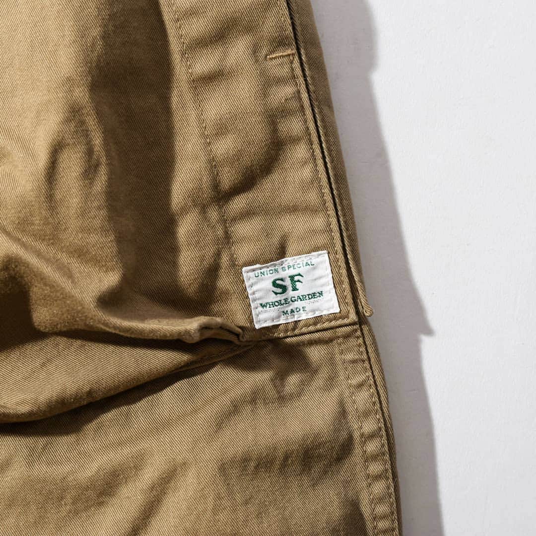 SUNDAY MOUNTAINさんのインスタグラム写真 - (SUNDAY MOUNTAINInstagram)「【ミリタリーのエッセンスを押さえつつ無骨すぎない印象は使い勝手抜群！SASSAFRASの定番パンツのリニューアルモデル】 digs crew pant / #sassafras color / charcoal, TR navy size / M 身長 / 174cm 普段着用サイズ / M  SASSAFRASのボトムス。 定番の”DIGS CREW PNATS”にミリタリーのエッセンスを加えたリニューアルモデルで、ワークライクなディテールそのままにトレンド感のある1本にアップデートされています。  デザインのアクセントにもなっている大きめサイズのマチ付きフロントポケットは上からも横からも収納可能で、バッグレスを叶えてくれる収納力を備えています。  バックにも大きめのパッチポケットとフラップが付いており、男心をくすぐるワークライクな存在感を放ちます。  ゆったり目のサイジングで、綺麗なクッションを演出する丈感はTシャツと合わせるだけでコーディネートを決めてくれます◎  流行り廃りにとらわれないベーシックなアイテムだからこそスタイル問わずコーディネートを決めてくれるオールシーズン活躍すること間違いなしの万能な1本です。  【shop】  オンラインショップはプロフィールのリンクからアクセスできます。 （ 公式・楽天・Yahoo!・Amazon・au PAY マーケット ） ※当日発送ご注文締切：平日14:30 / 土曜日12:00 ( 営業日のみ )  #アウトドアミックス #コーデ #20春夏 #おしゃれキャンプ #サンデーマウンテン #アウトドアショップ #アウトドアファッション #outdoorfashion #アウトドアコーデ #アウトドアスタイル #アウトドアブランド #おしゃれコーデ #アウトドアデイ #アウトドア好き #ストリート系ファッション #おしゃれアウトドア #ササフラス #パンツ #メンズボトムス #おしゃれキャンパー #ガーデニングパンツ #ミリタリーパンツ」7月8日 18時26分 - sundaymountain