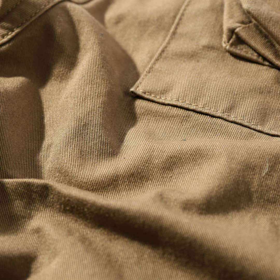 SUNDAY MOUNTAINさんのインスタグラム写真 - (SUNDAY MOUNTAINInstagram)「【ミリタリーのエッセンスを押さえつつ無骨すぎない印象は使い勝手抜群！SASSAFRASの定番パンツのリニューアルモデル】 digs crew pant / #sassafras color / charcoal, TR navy size / M 身長 / 174cm 普段着用サイズ / M  SASSAFRASのボトムス。 定番の”DIGS CREW PNATS”にミリタリーのエッセンスを加えたリニューアルモデルで、ワークライクなディテールそのままにトレンド感のある1本にアップデートされています。  デザインのアクセントにもなっている大きめサイズのマチ付きフロントポケットは上からも横からも収納可能で、バッグレスを叶えてくれる収納力を備えています。  バックにも大きめのパッチポケットとフラップが付いており、男心をくすぐるワークライクな存在感を放ちます。  ゆったり目のサイジングで、綺麗なクッションを演出する丈感はTシャツと合わせるだけでコーディネートを決めてくれます◎  流行り廃りにとらわれないベーシックなアイテムだからこそスタイル問わずコーディネートを決めてくれるオールシーズン活躍すること間違いなしの万能な1本です。  【shop】  オンラインショップはプロフィールのリンクからアクセスできます。 （ 公式・楽天・Yahoo!・Amazon・au PAY マーケット ） ※当日発送ご注文締切：平日14:30 / 土曜日12:00 ( 営業日のみ )  #アウトドアミックス #コーデ #20春夏 #おしゃれキャンプ #サンデーマウンテン #アウトドアショップ #アウトドアファッション #outdoorfashion #アウトドアコーデ #アウトドアスタイル #アウトドアブランド #おしゃれコーデ #アウトドアデイ #アウトドア好き #ストリート系ファッション #おしゃれアウトドア #ササフラス #パンツ #メンズボトムス #おしゃれキャンパー #ガーデニングパンツ #ミリタリーパンツ」7月8日 18時26分 - sundaymountain